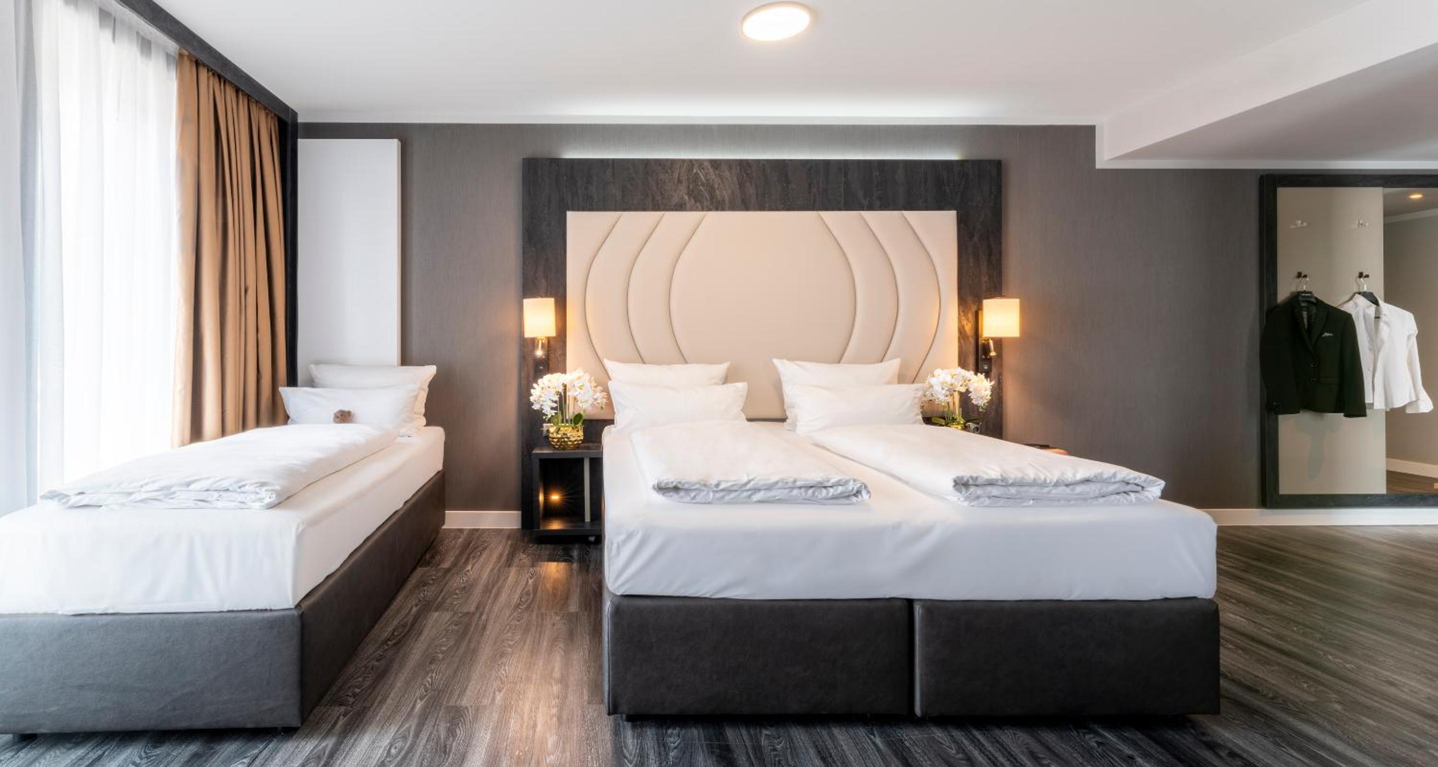 Premium Triple Room with Castle View - Photo 5