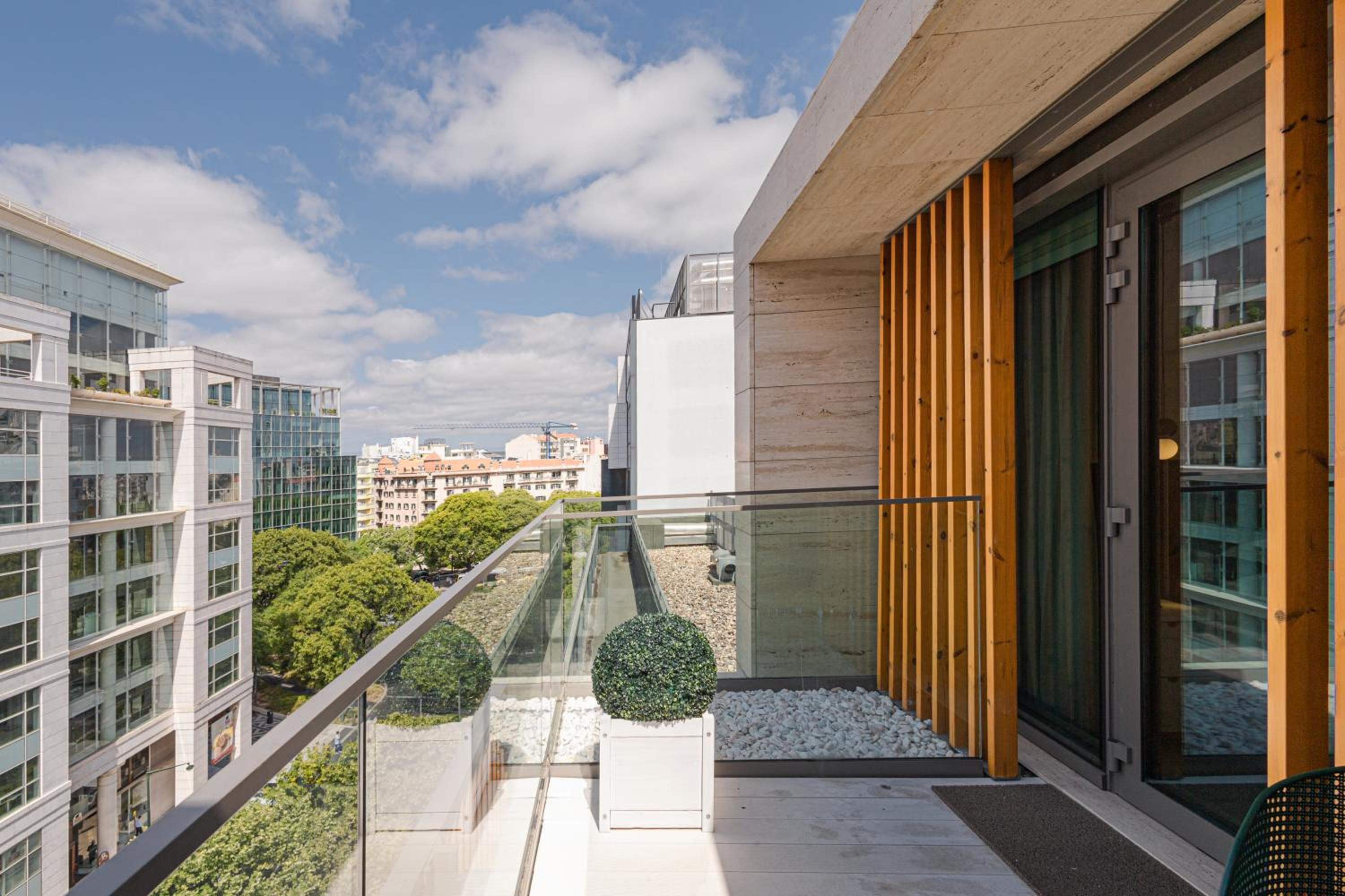 Duplex Suite with City View photo 3