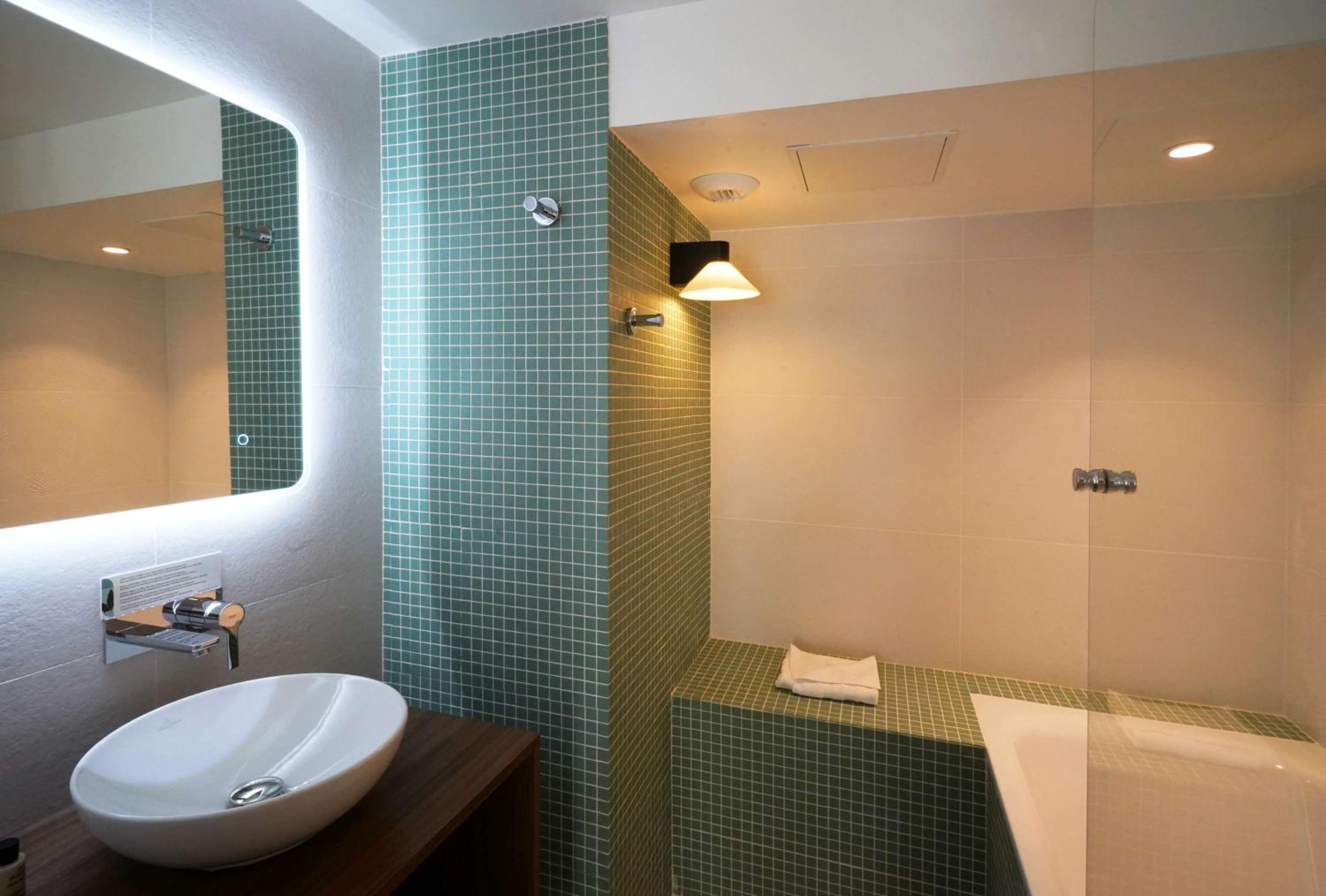 Deluxe King Room with Bath Tub - Non-Smoking photo 2