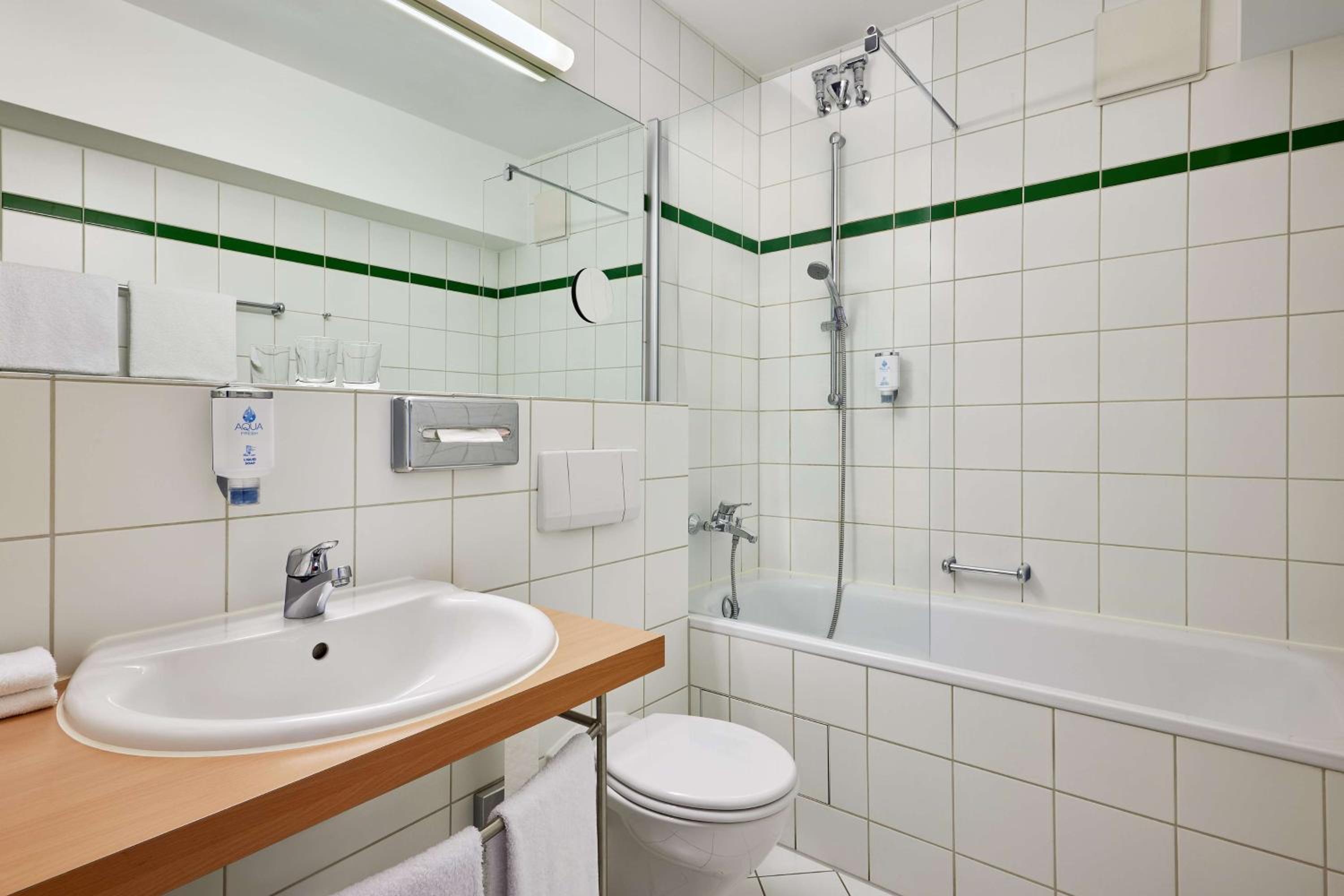 Standard Double or Twin Room - Photo 5