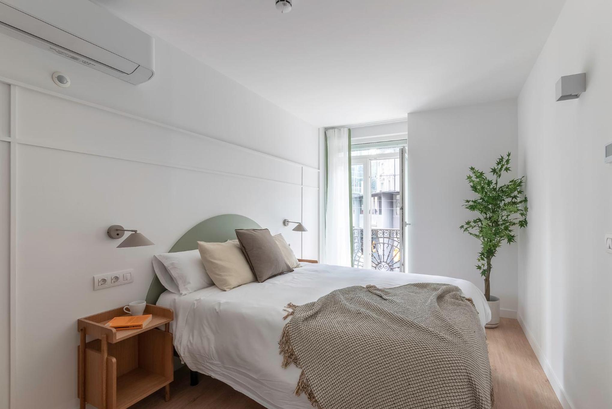 Apartment with Balcony - Photo 6