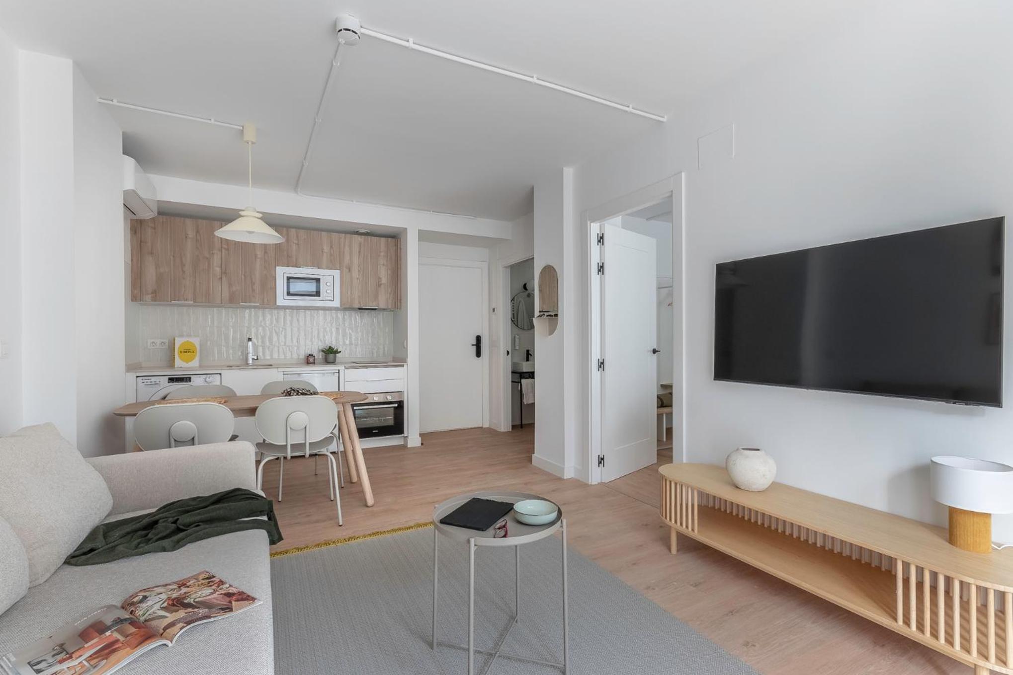 Apartment with Balcony - Photo 4