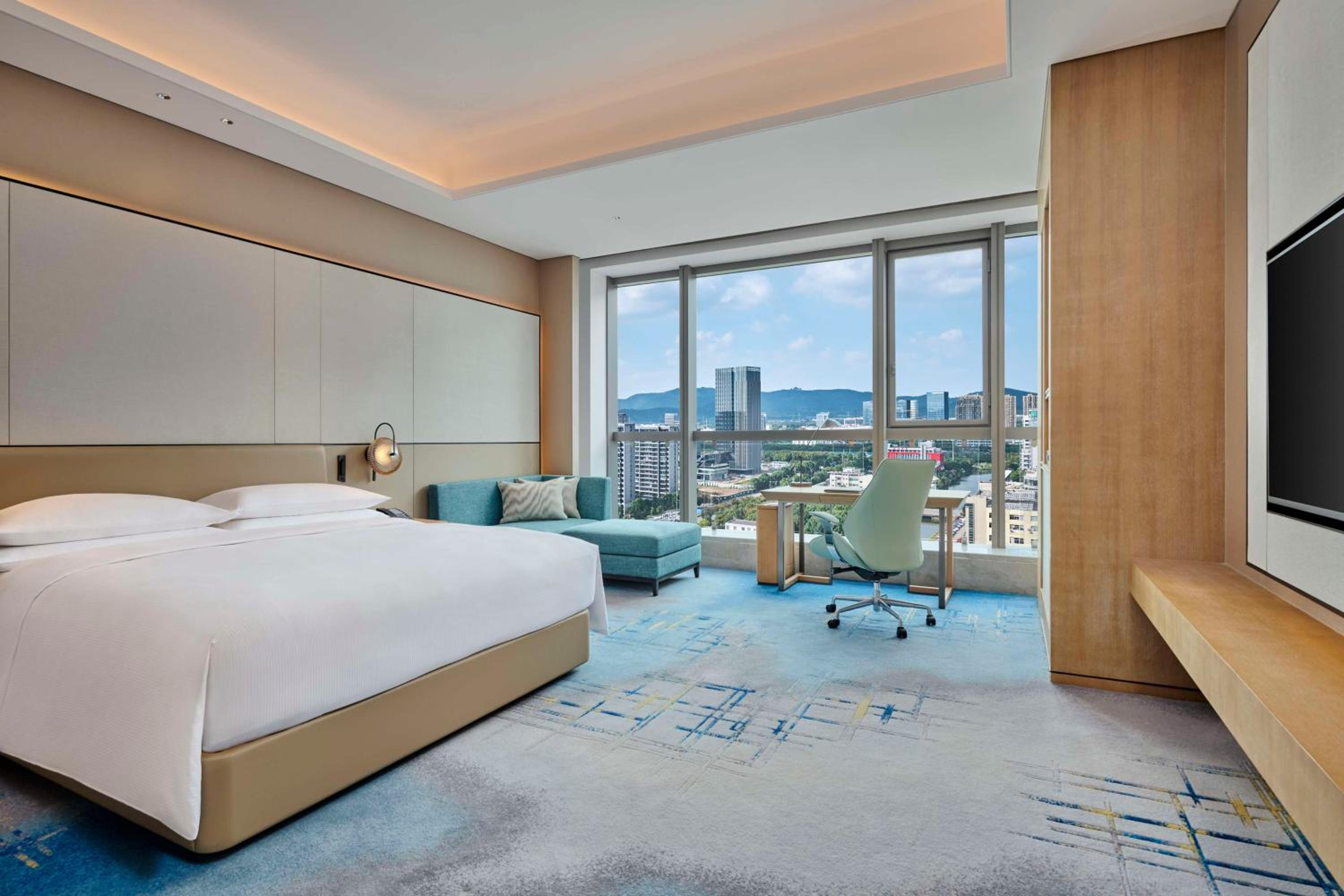Deluxe King Room - Photo 10