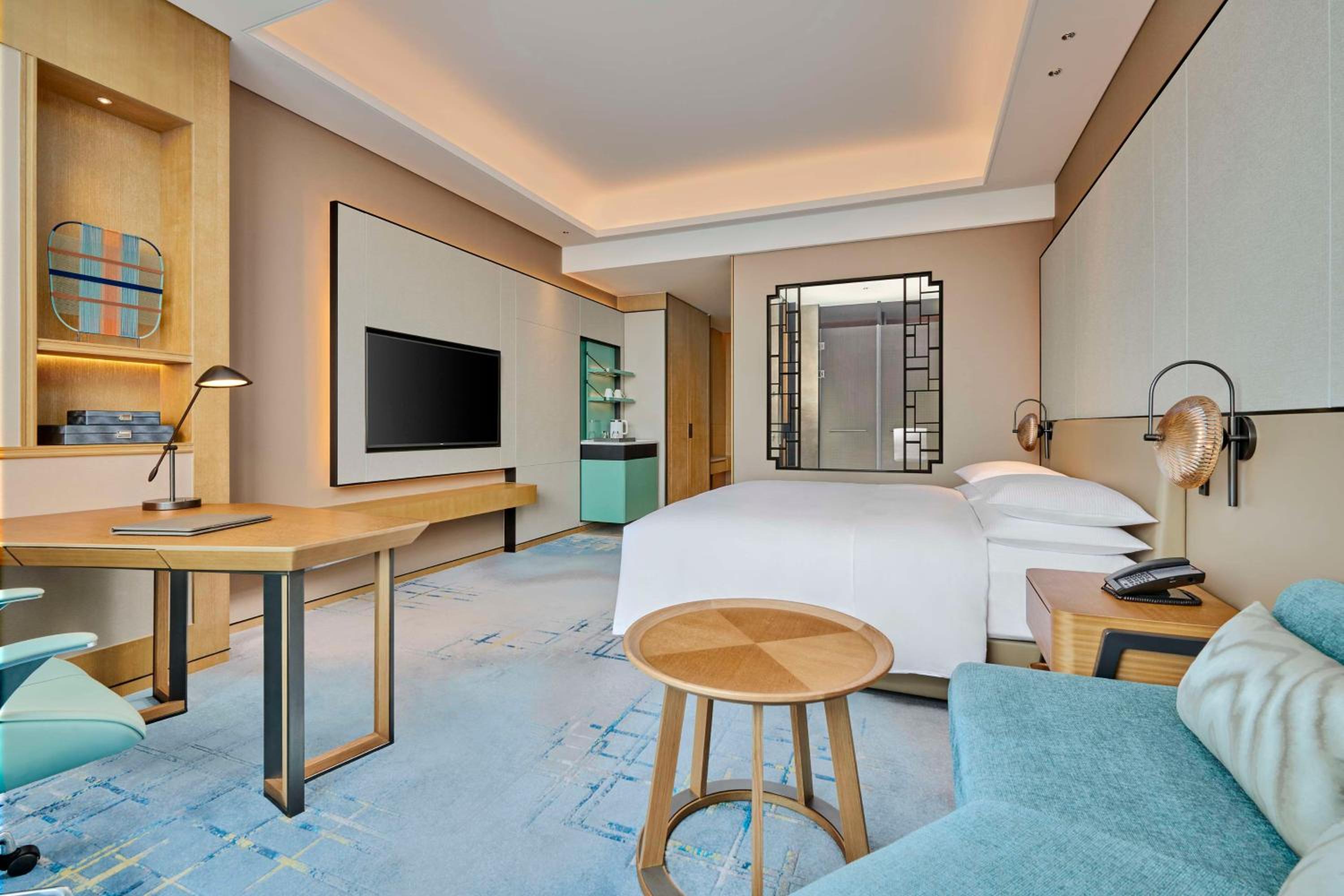Deluxe King Room - Photo 9