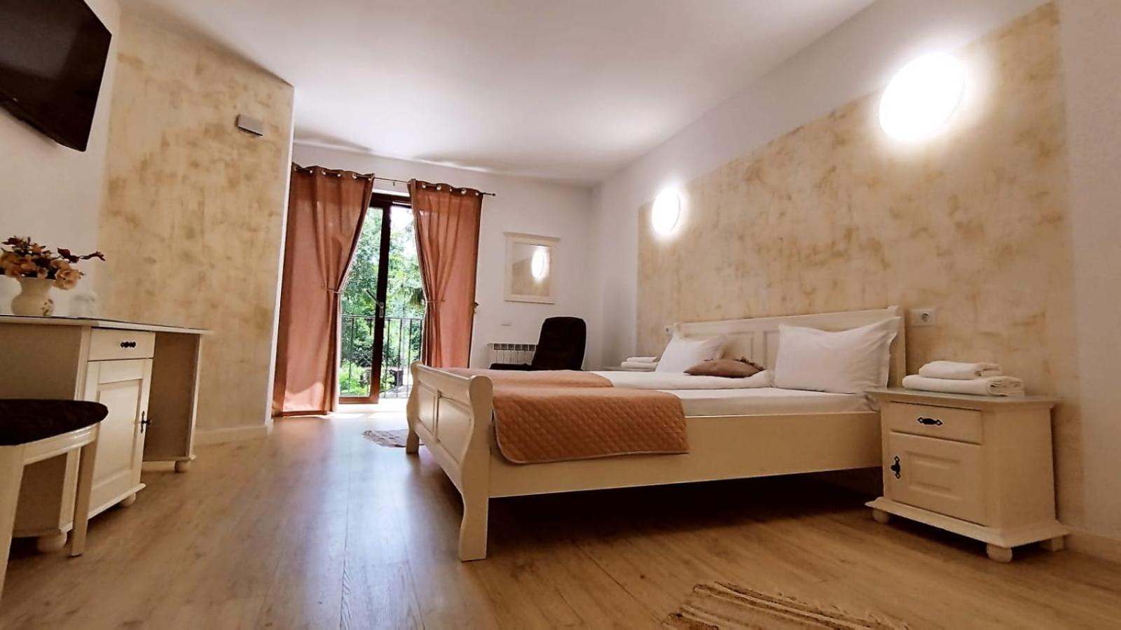 Apartment with Balcony - Photo 7