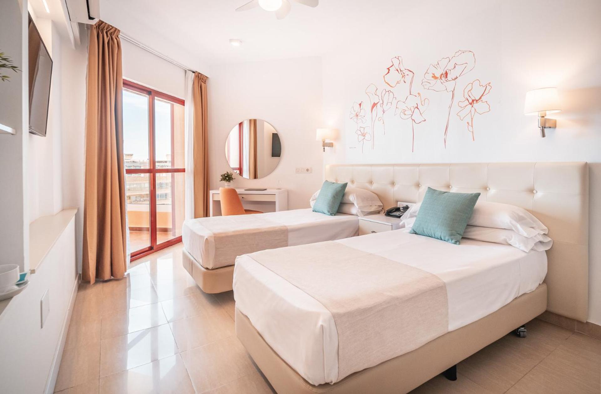 Double or Twin Room with  Sea View - Photo 1