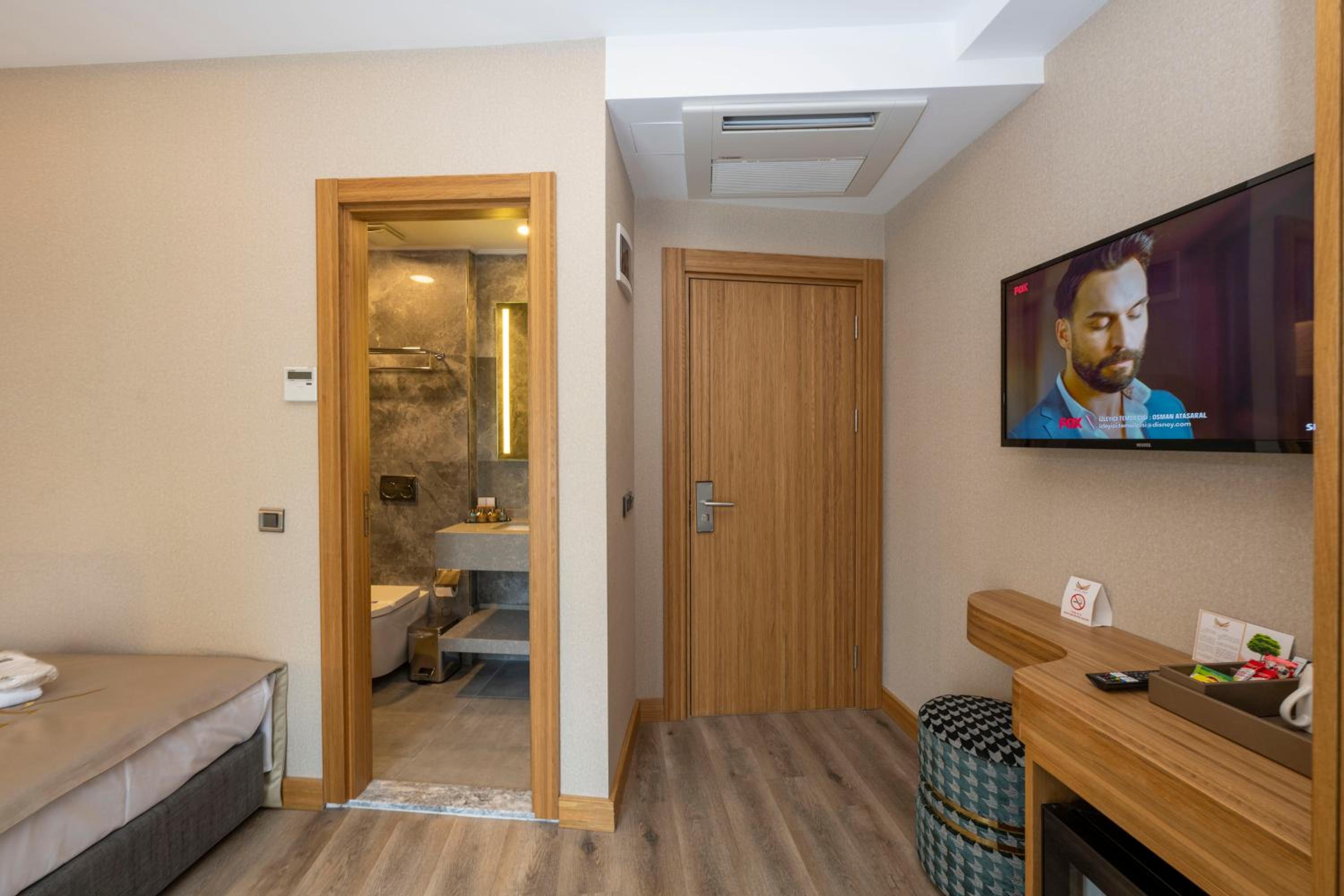 Queen Double Room with Partial Sea View and Balcony  photo 3