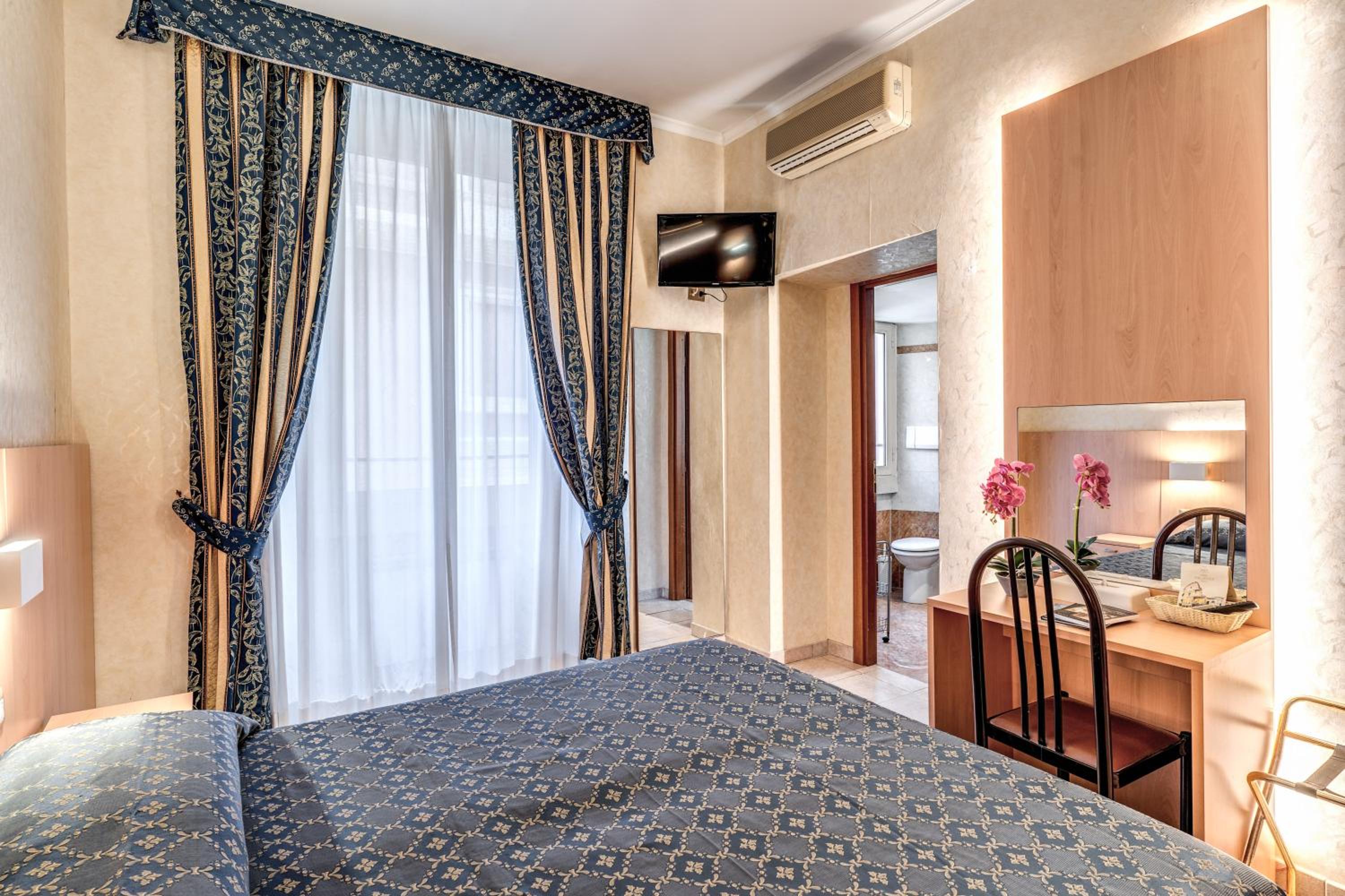 Double Room - Photo 5