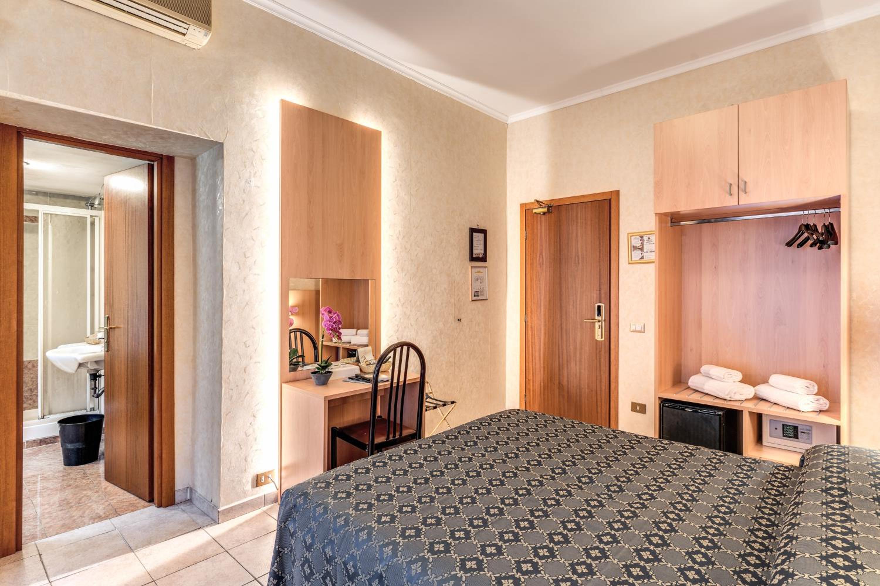 Double Room - Photo 14