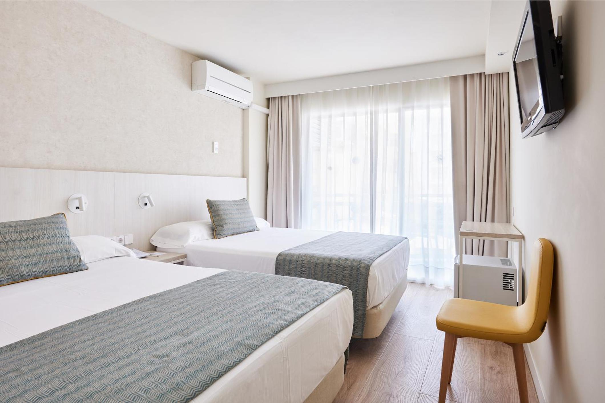 Double Room with Pool View (2 Double Beds) - Photo 1