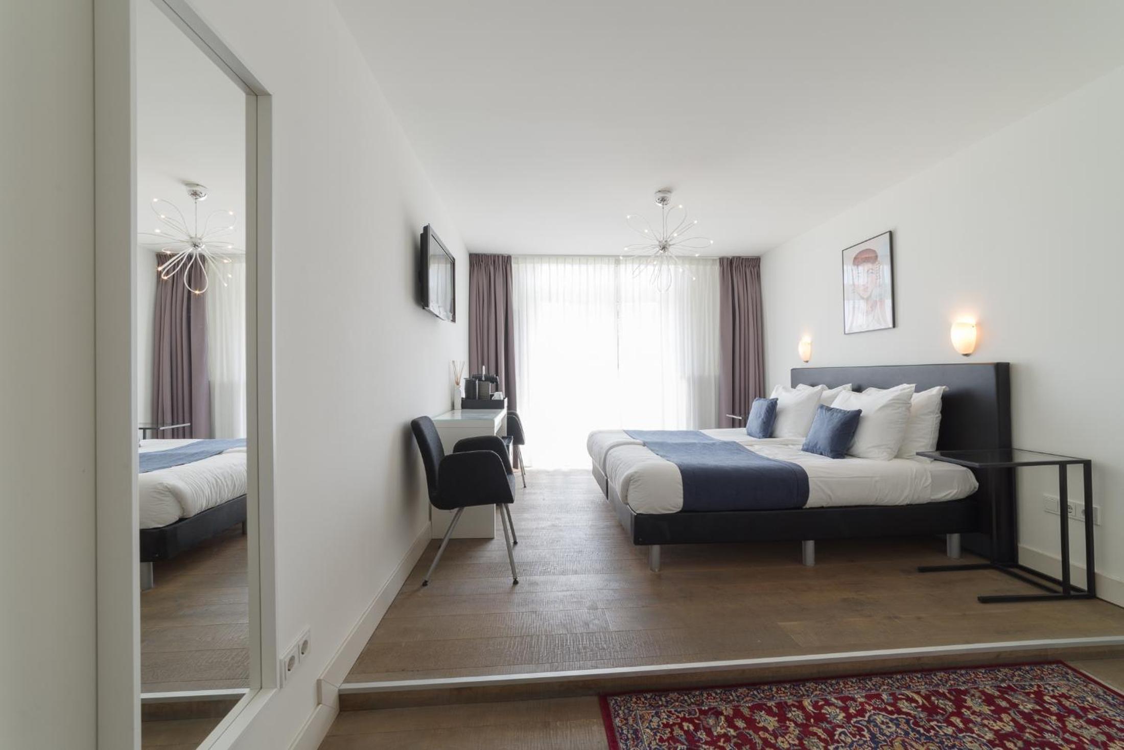 King Room with Balcony - Photo 7