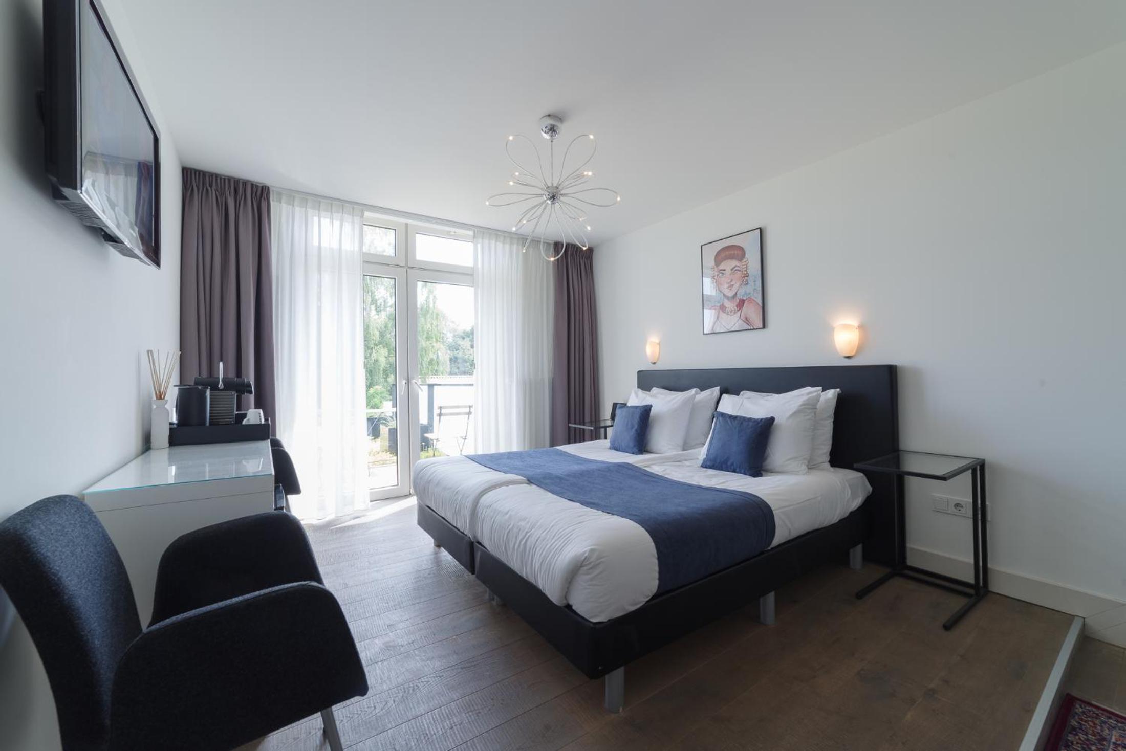King Room with Balcony - Photo 8