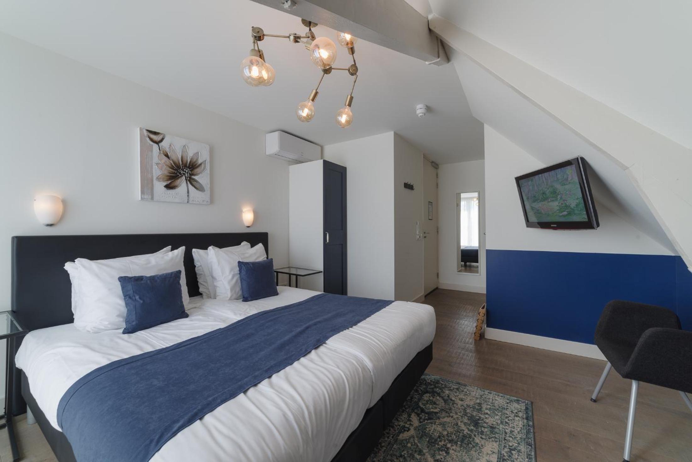 Double Room with Balcony - Photo 7