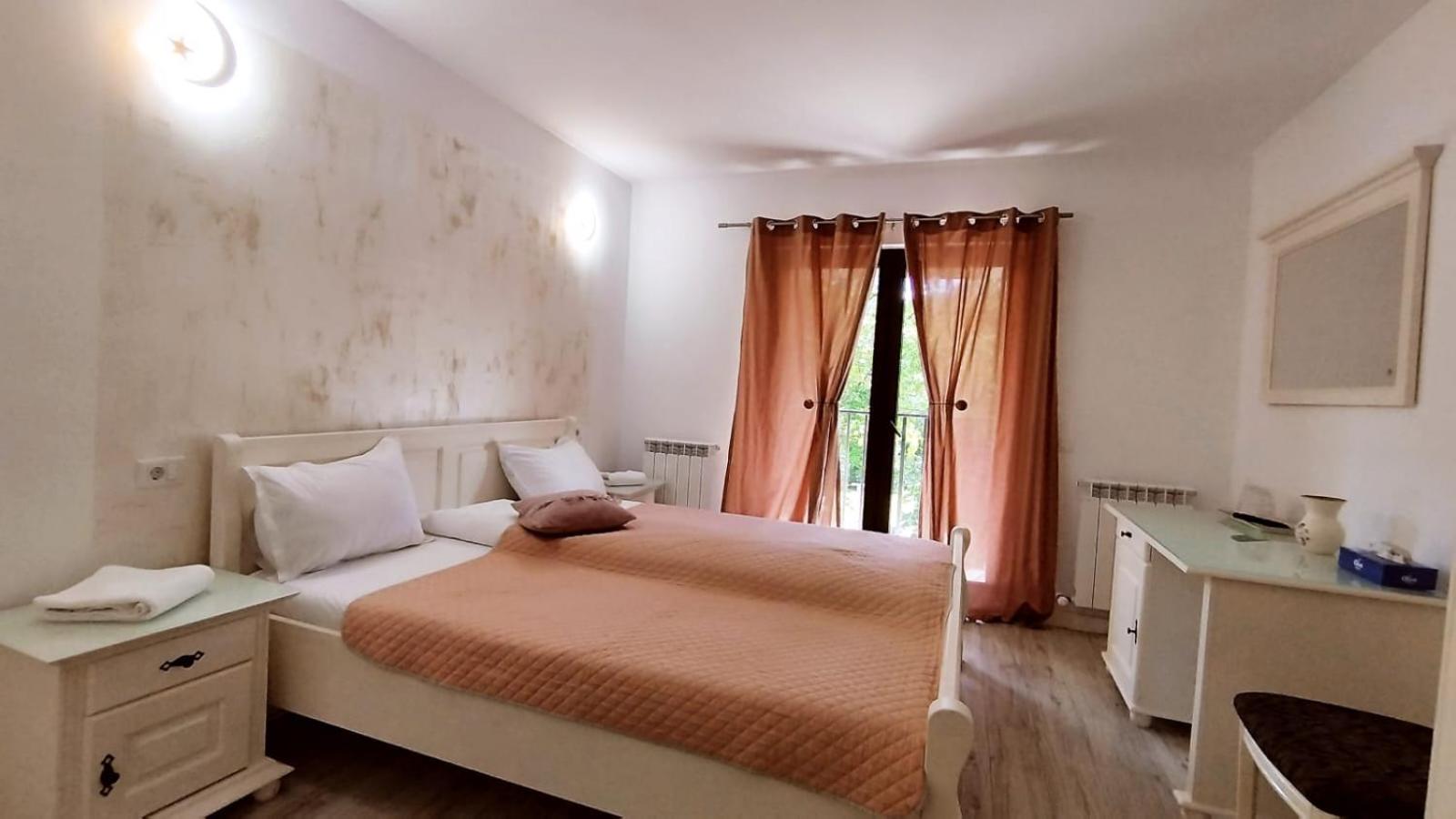King Room with Balcony - Photo 3