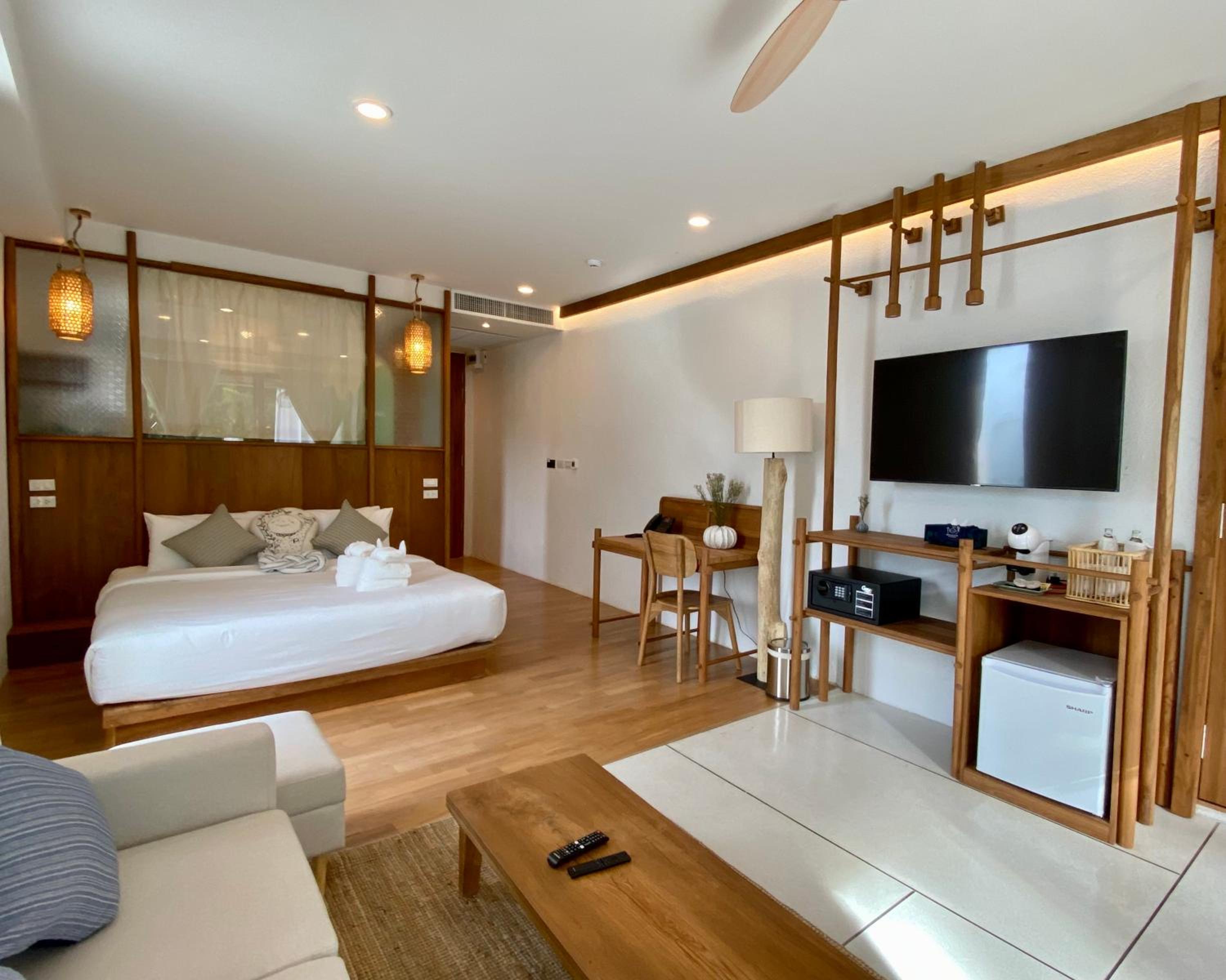 Luxury Suite with Bathtub on The Balcony Accessible Room photo 2