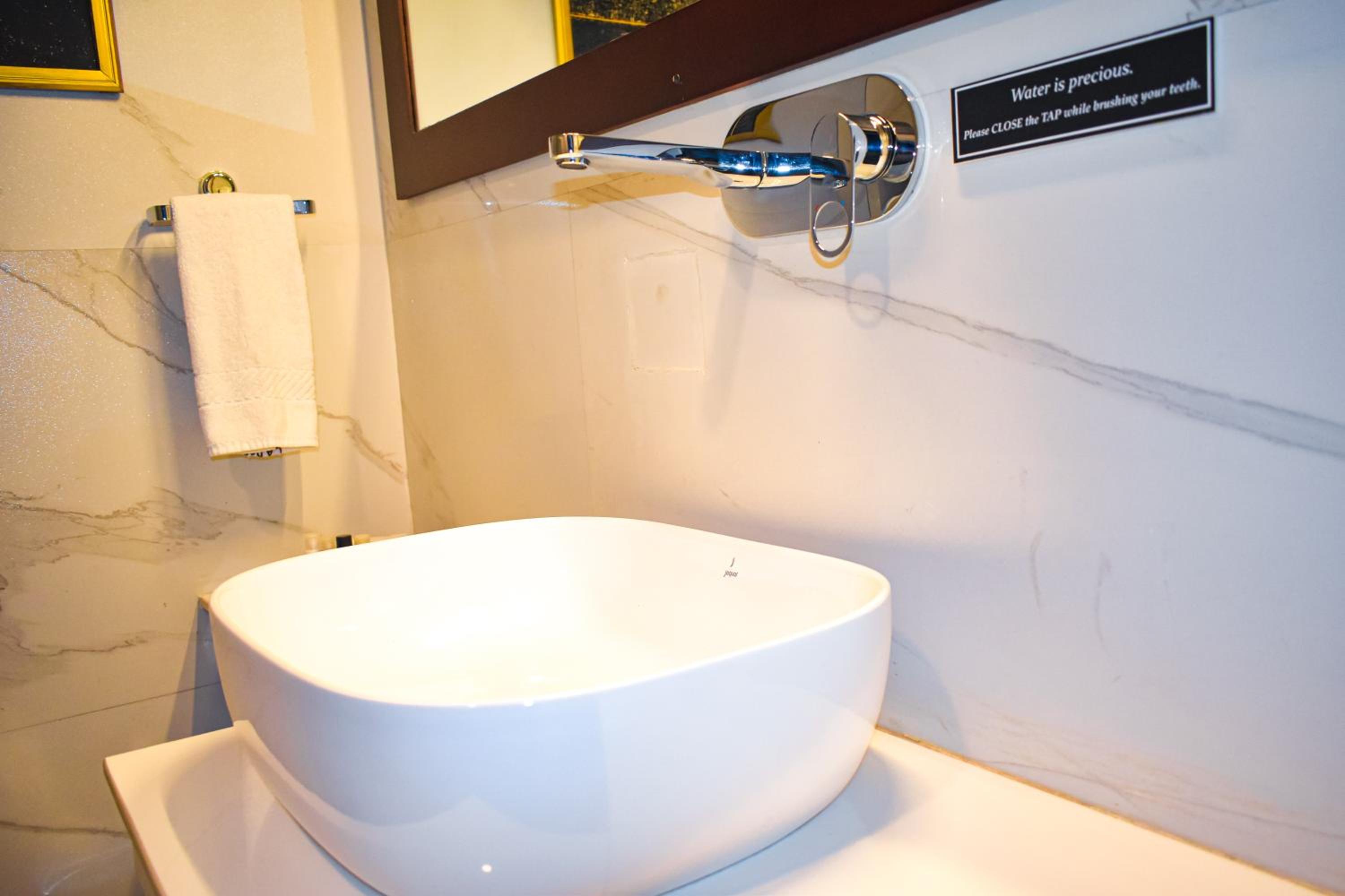 Standard Double Room - Photo 10