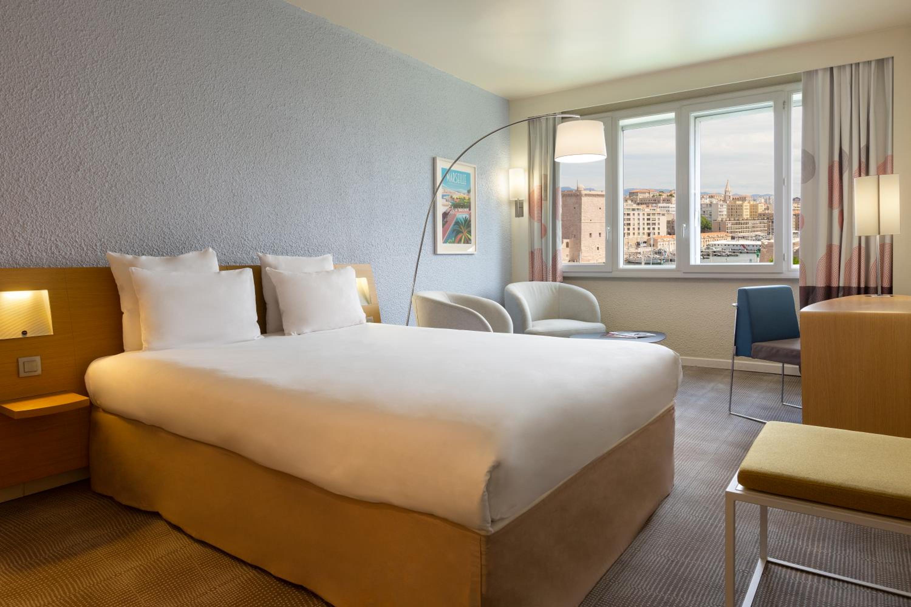 Deluxe Queen Room with Harbor View - Photo 1