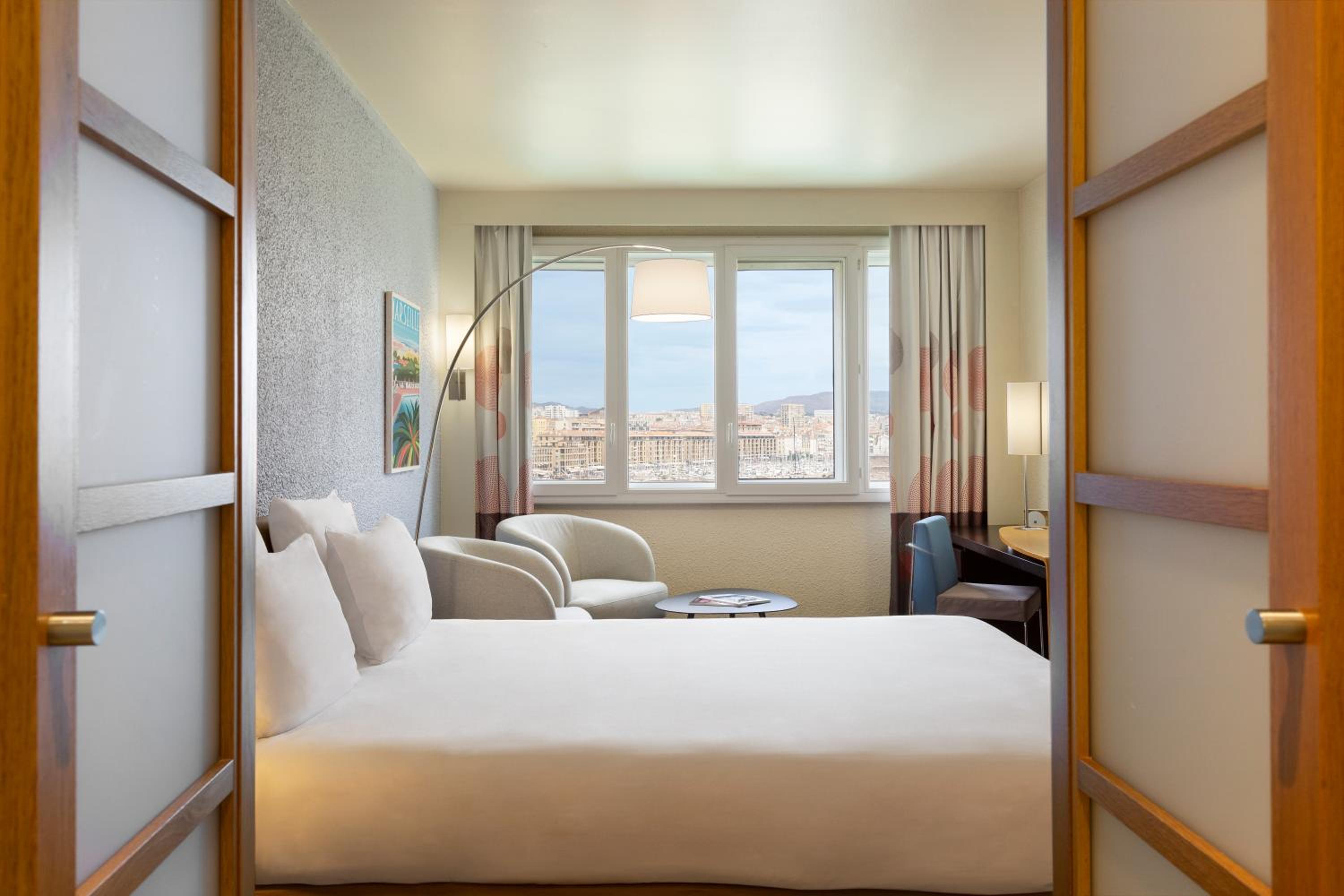Deluxe Queen Room with Harbor View - Photo 2