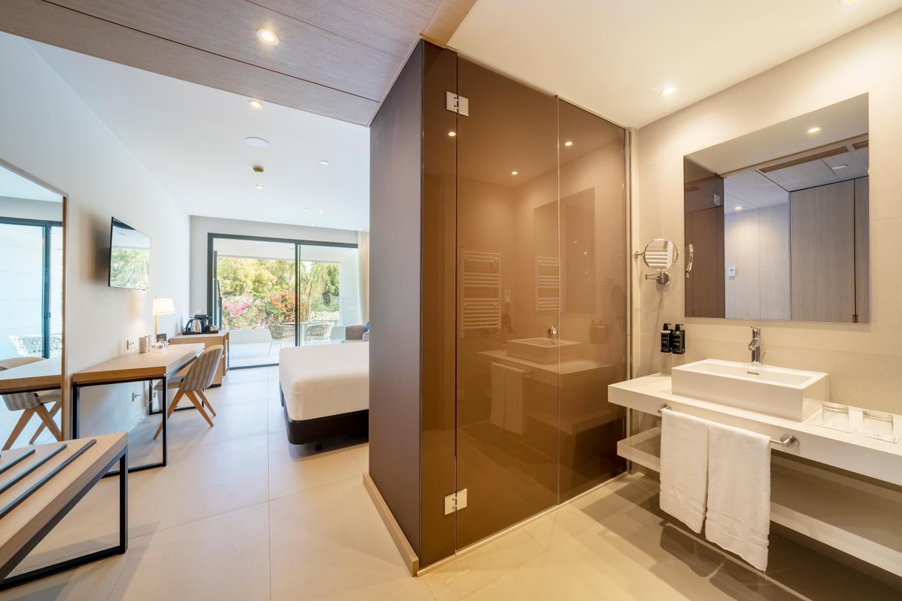Double Room with Pool View - Photo 6
