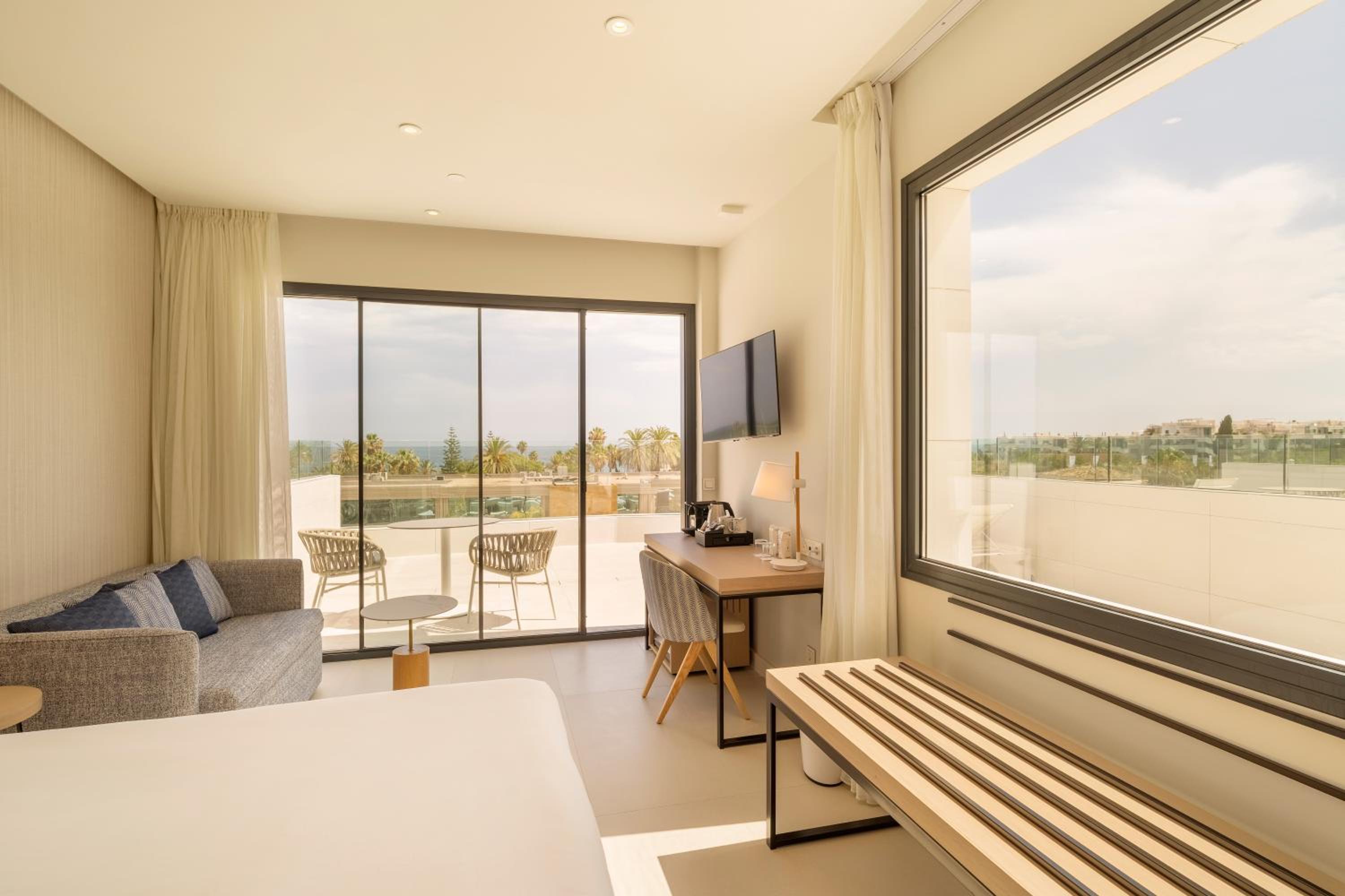 Double Room with Pool View - Photo 2