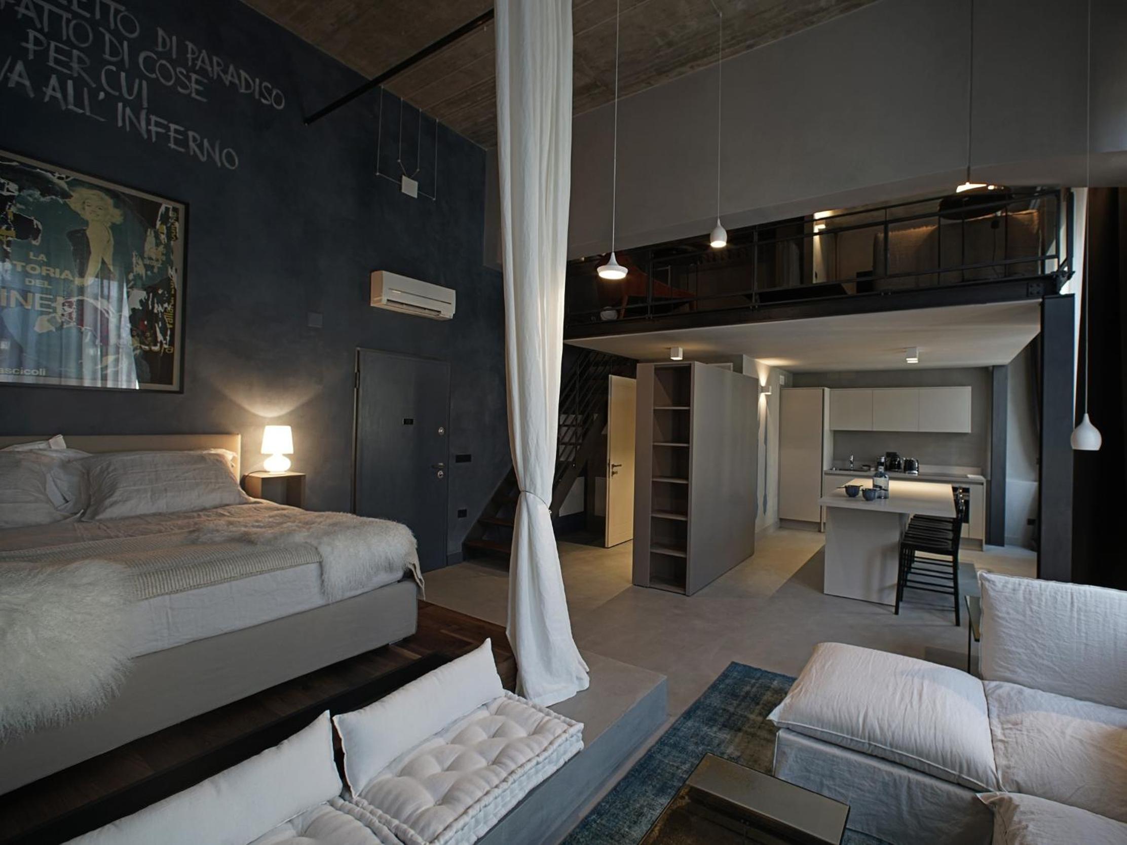 Apartment - Split Level - Photo 2