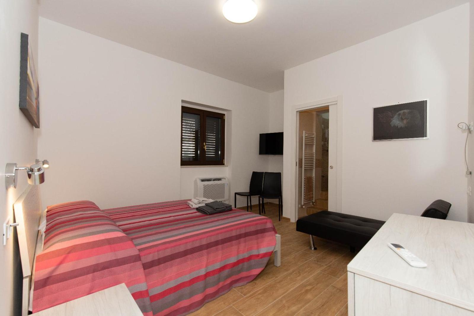 Large Double Room photo 1