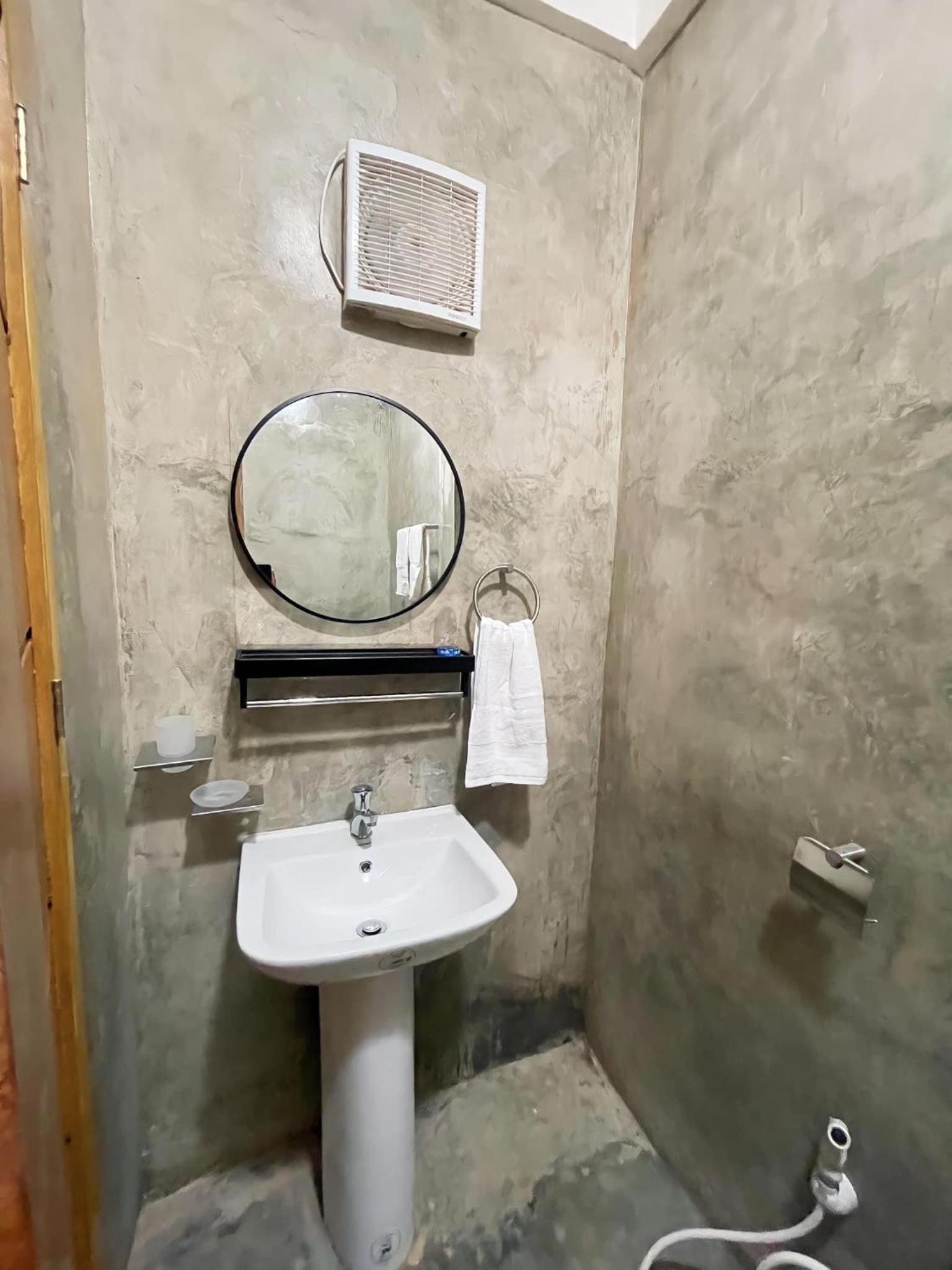 Family Room with Private Bathroom - Photo 4