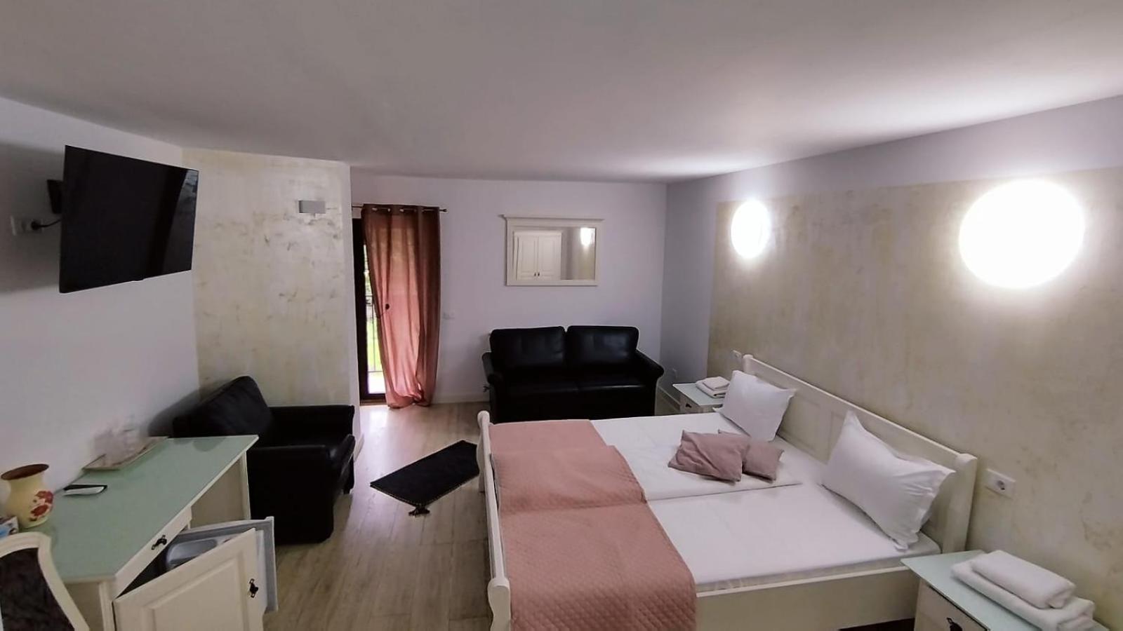 Apartment with Balcony - Photo 5
