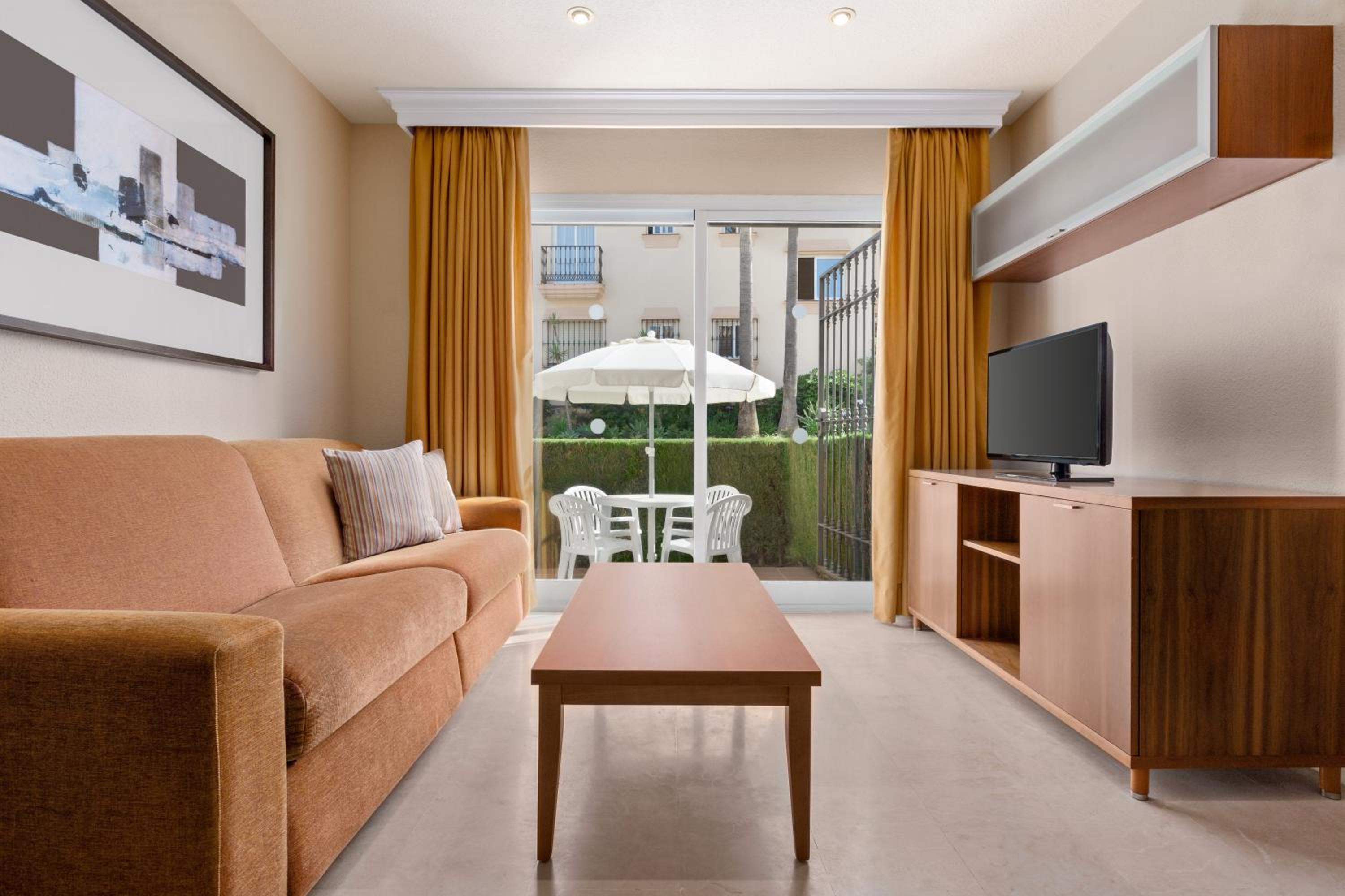 Premium One-Bedroom Apartment - Photo 1
