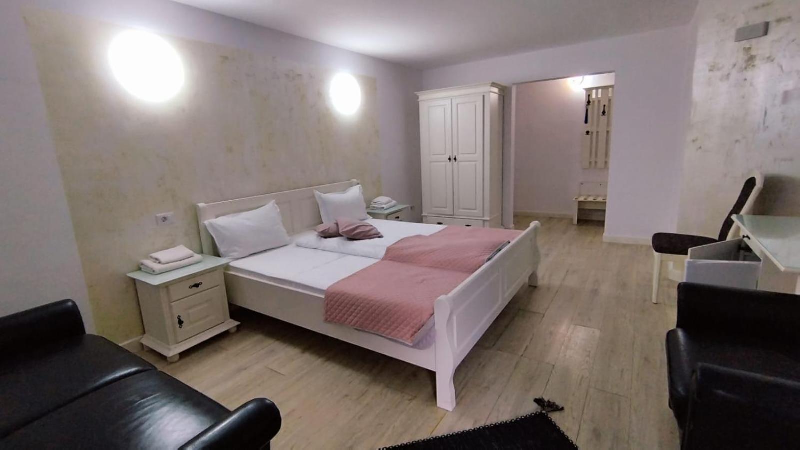 Apartment with Balcony - Photo 4