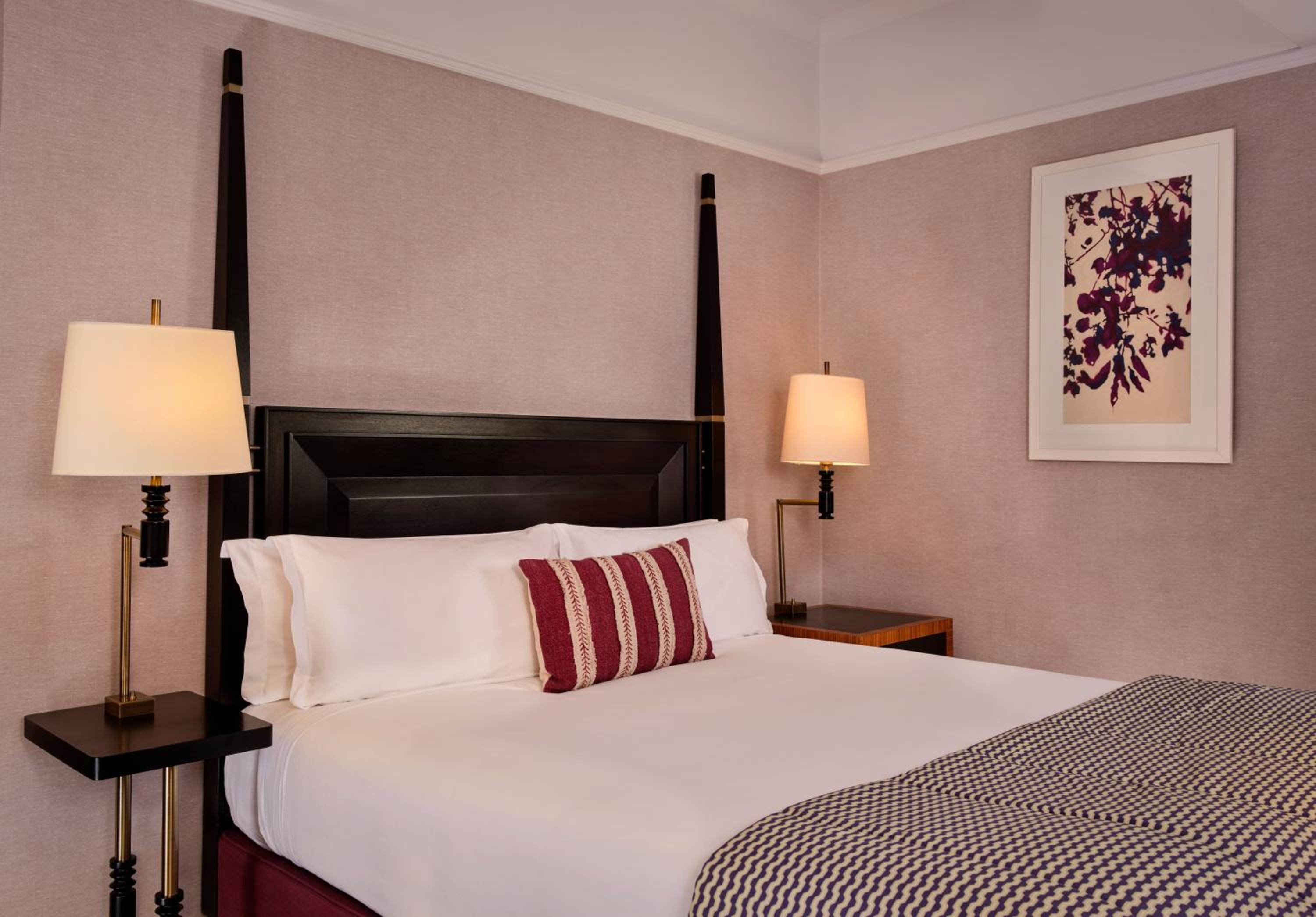 Deluxe, Guest room, 1 King photo 3
