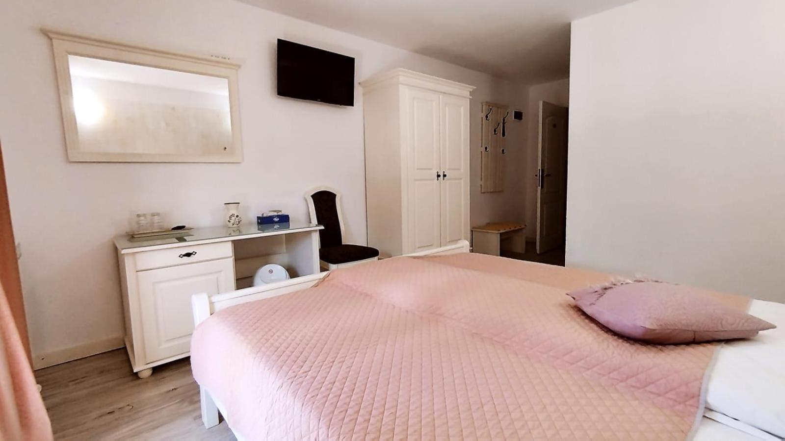 King Room with Balcony - Photo 1