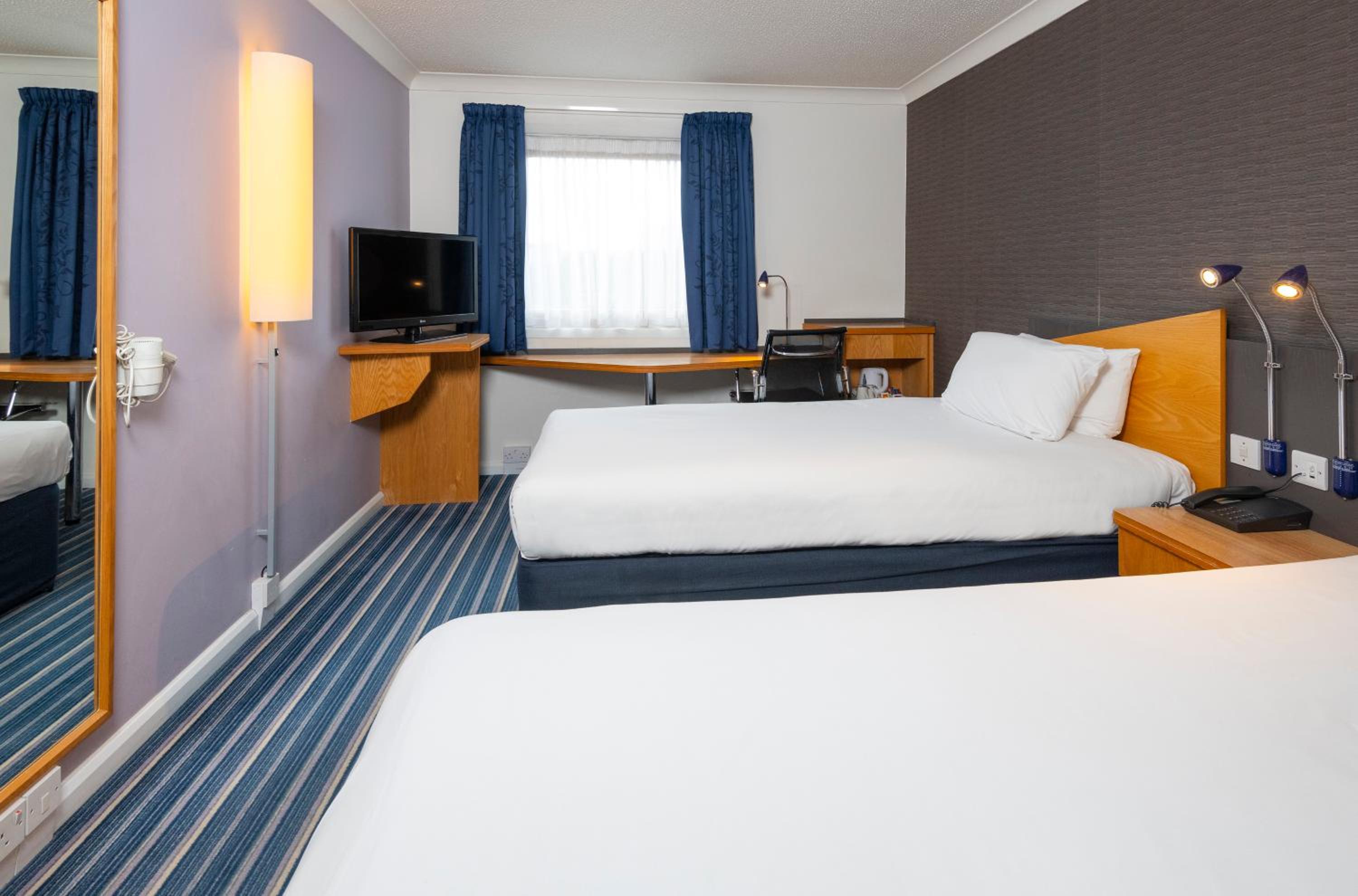 Standard Twin Room with Free Hot Breakfast - Photo 5