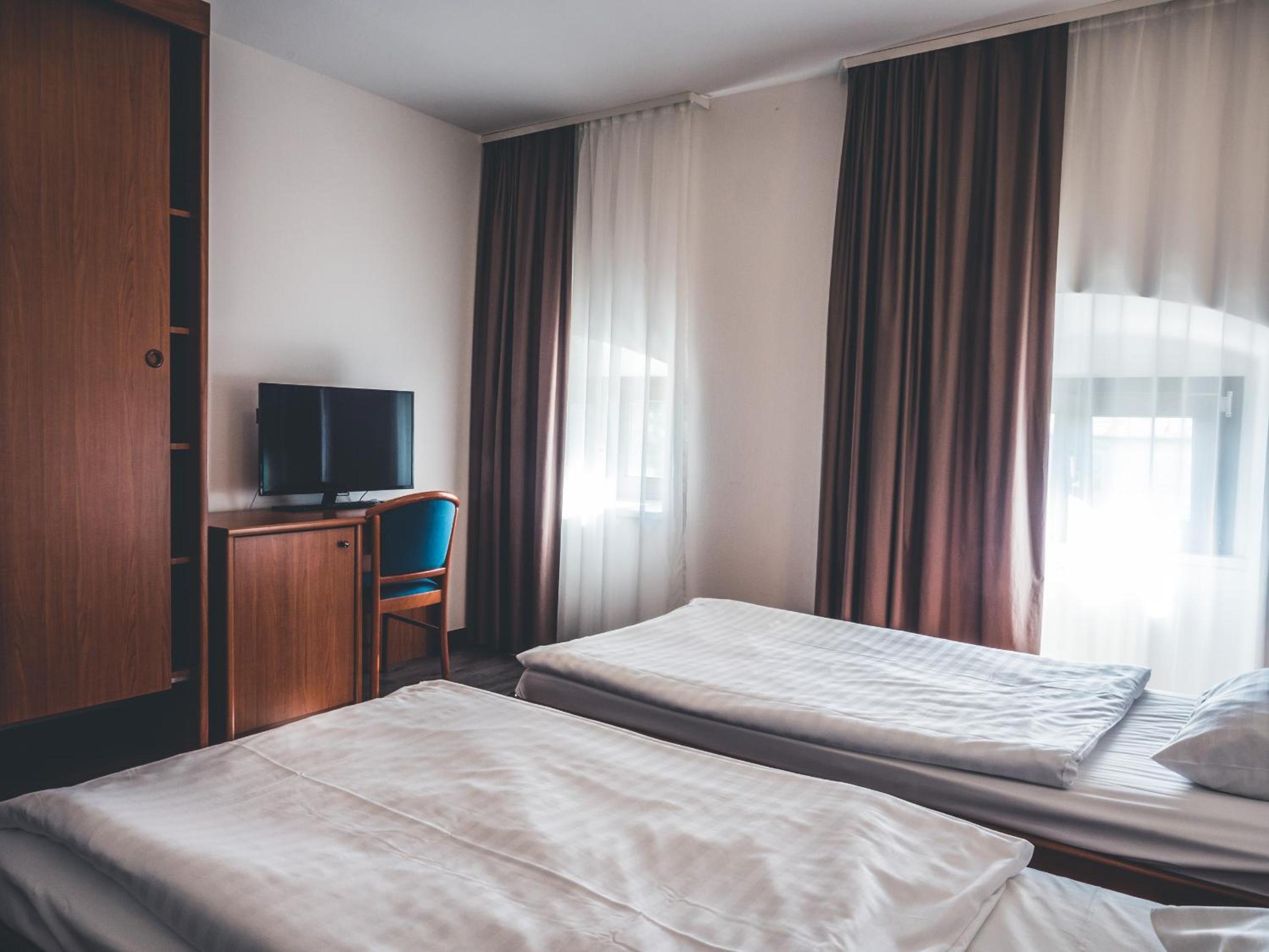 Standard Twin Room - Photo 3
