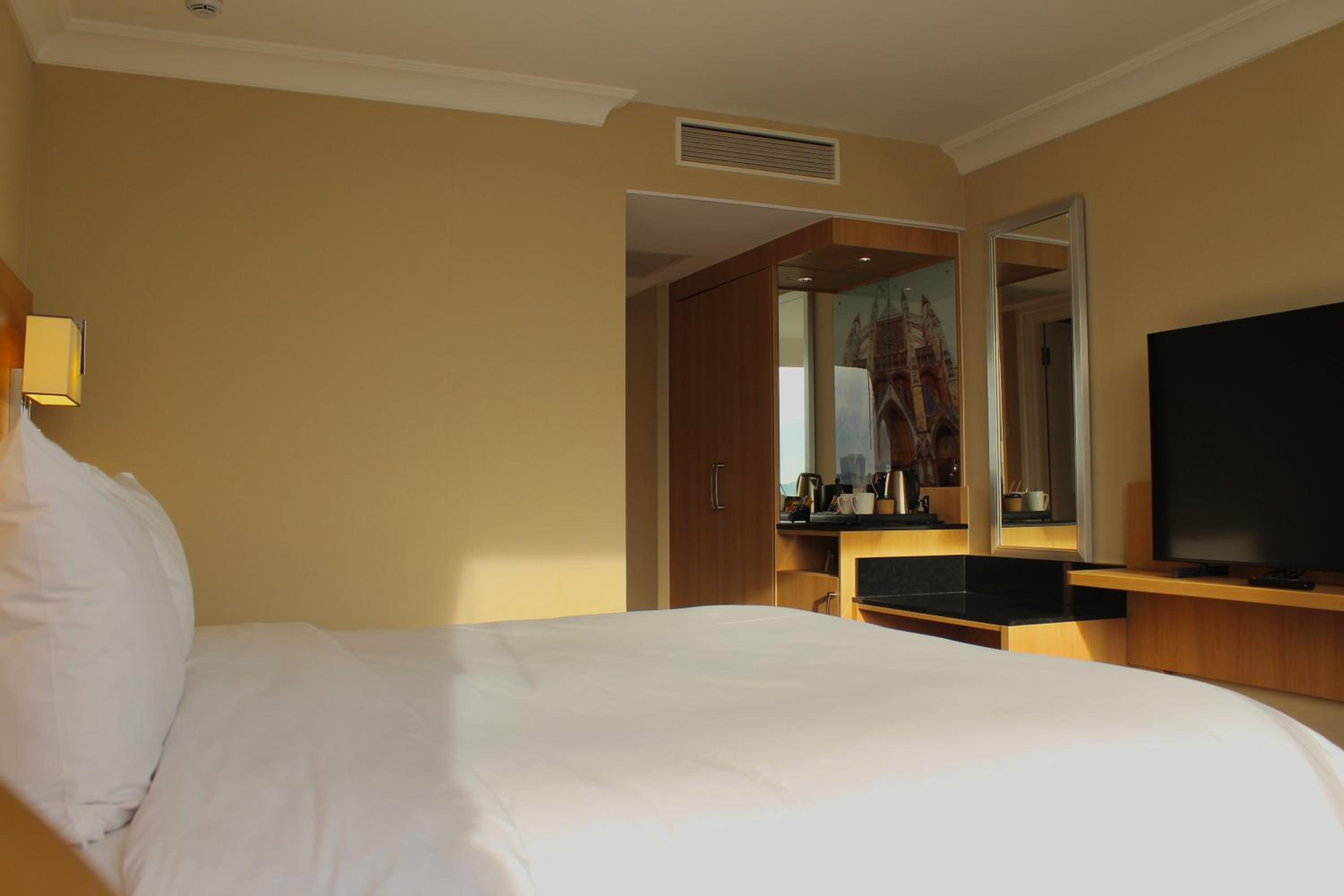 Executive Room with Runway View photo 3