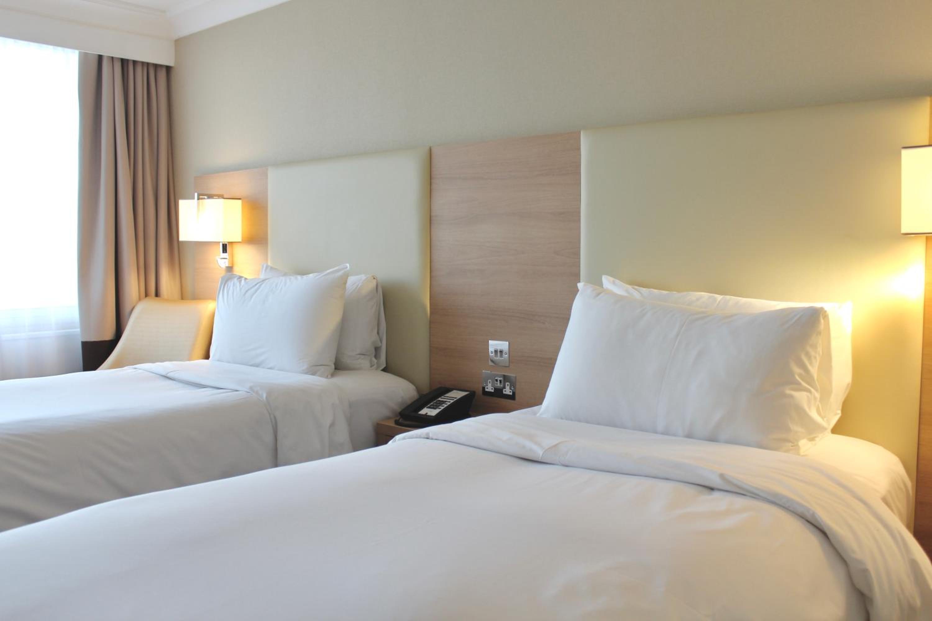 Superior Runway View Twin Room - Photo 2