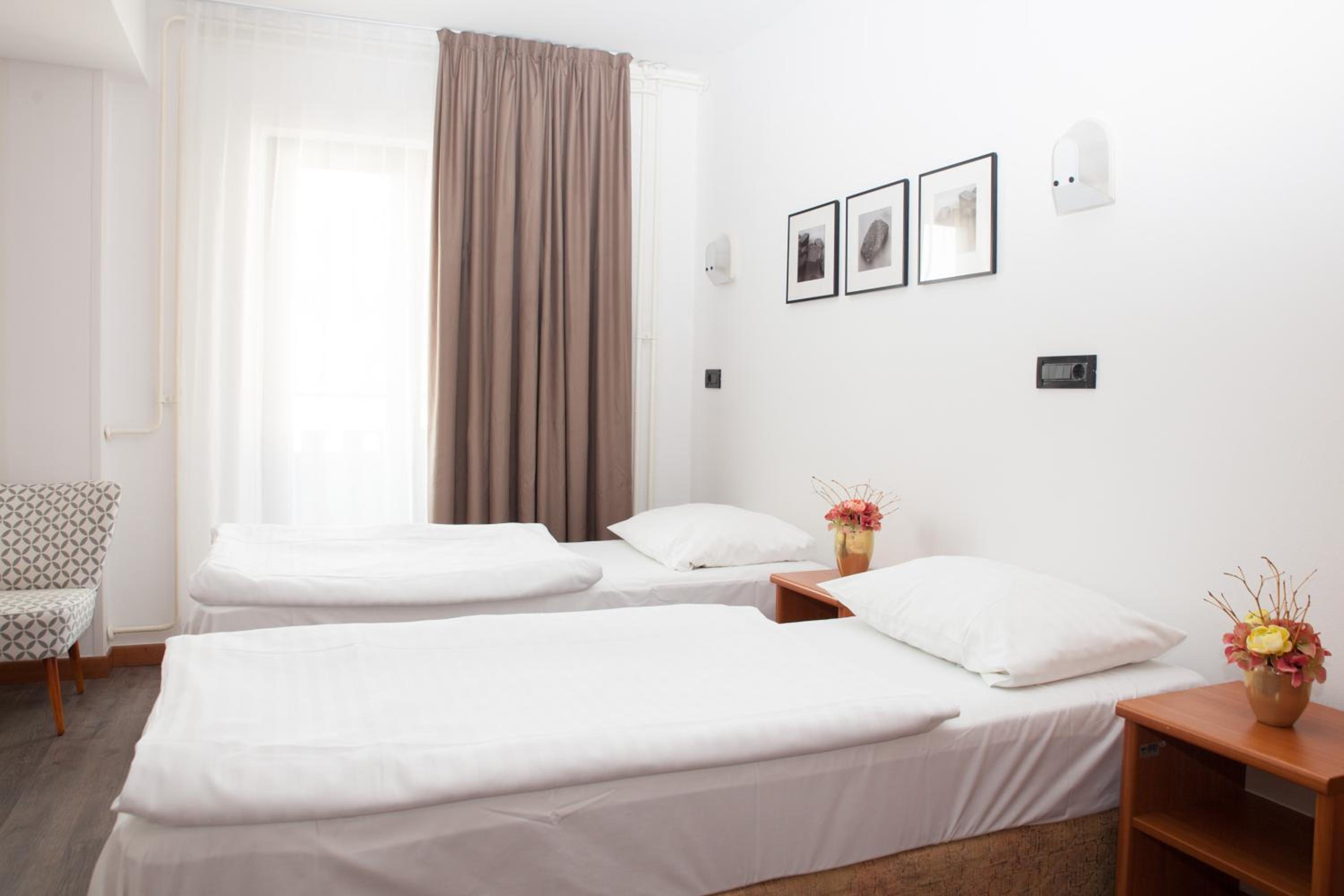 Standard Twin Room - Photo 2