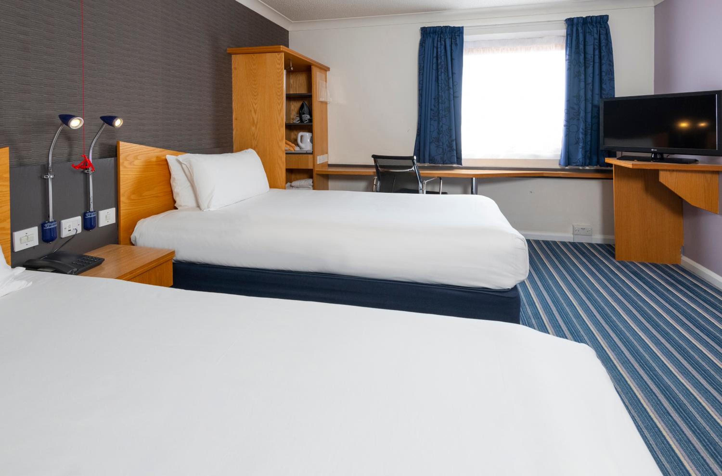 Standard Twin Room with Free Hot Breakfast - Accessible - Photo 1