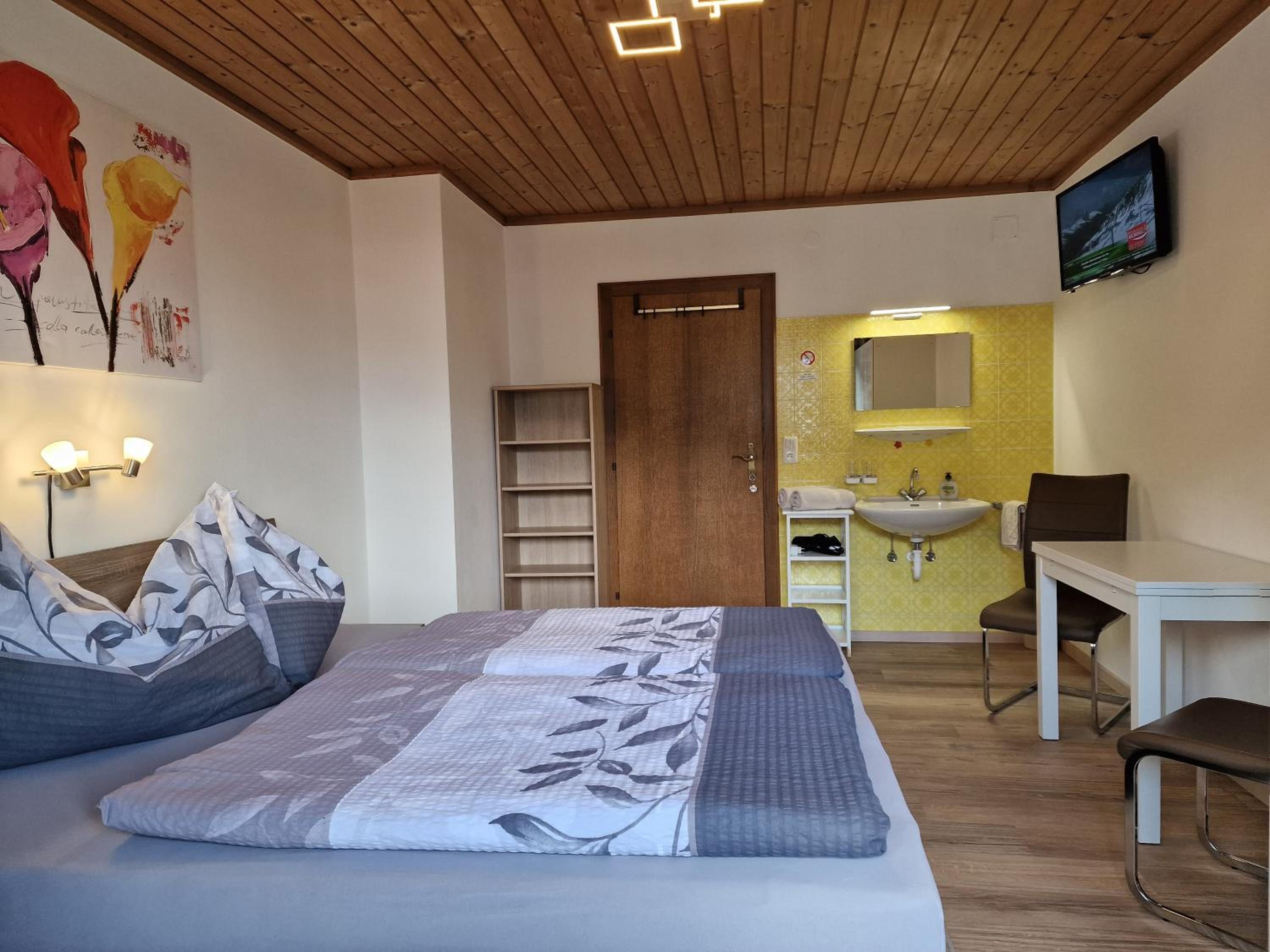 Four-Bedroom Apartment with Balcony  photo 3