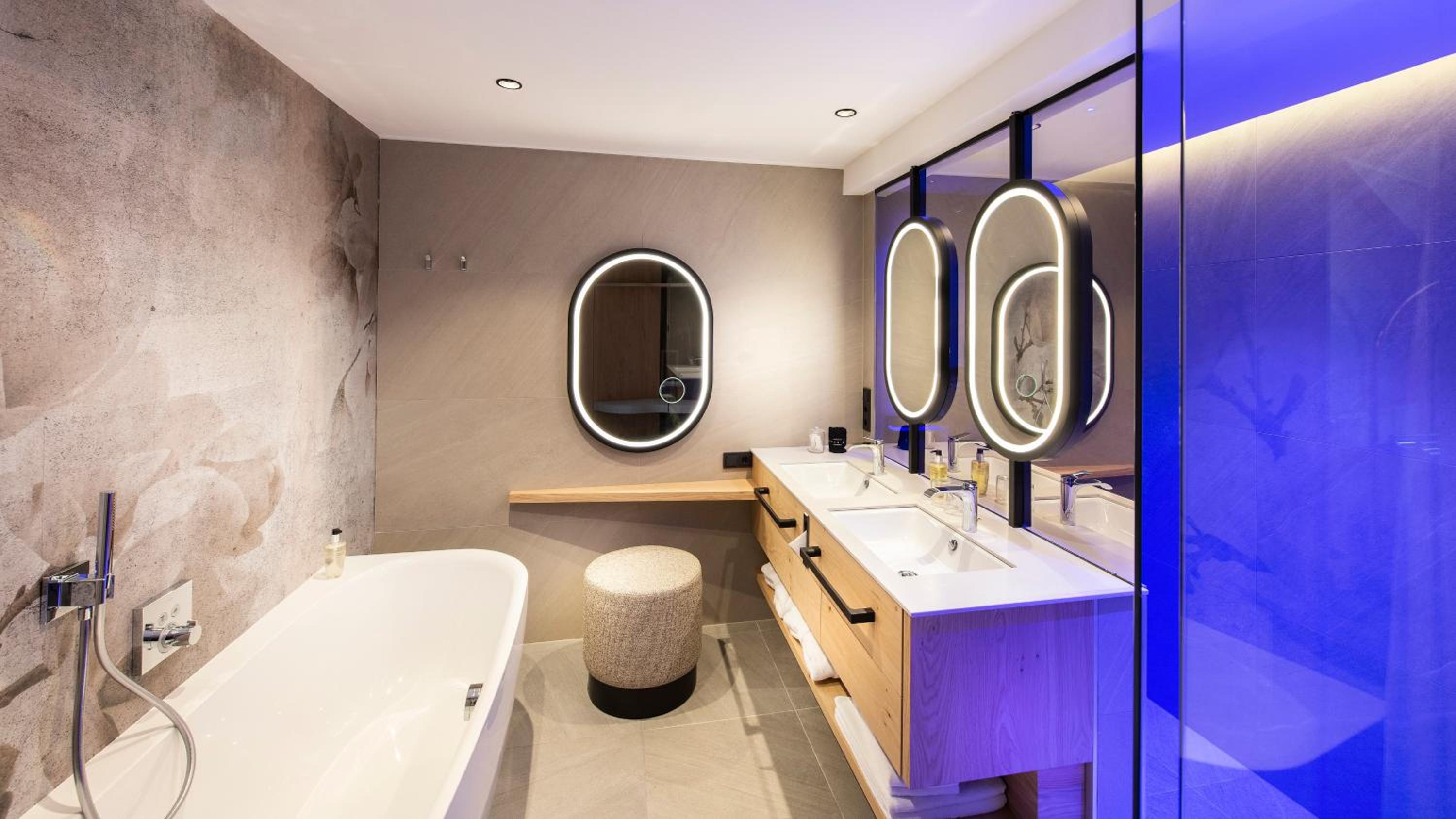 Suite with Balcony and Mountain View photo 3