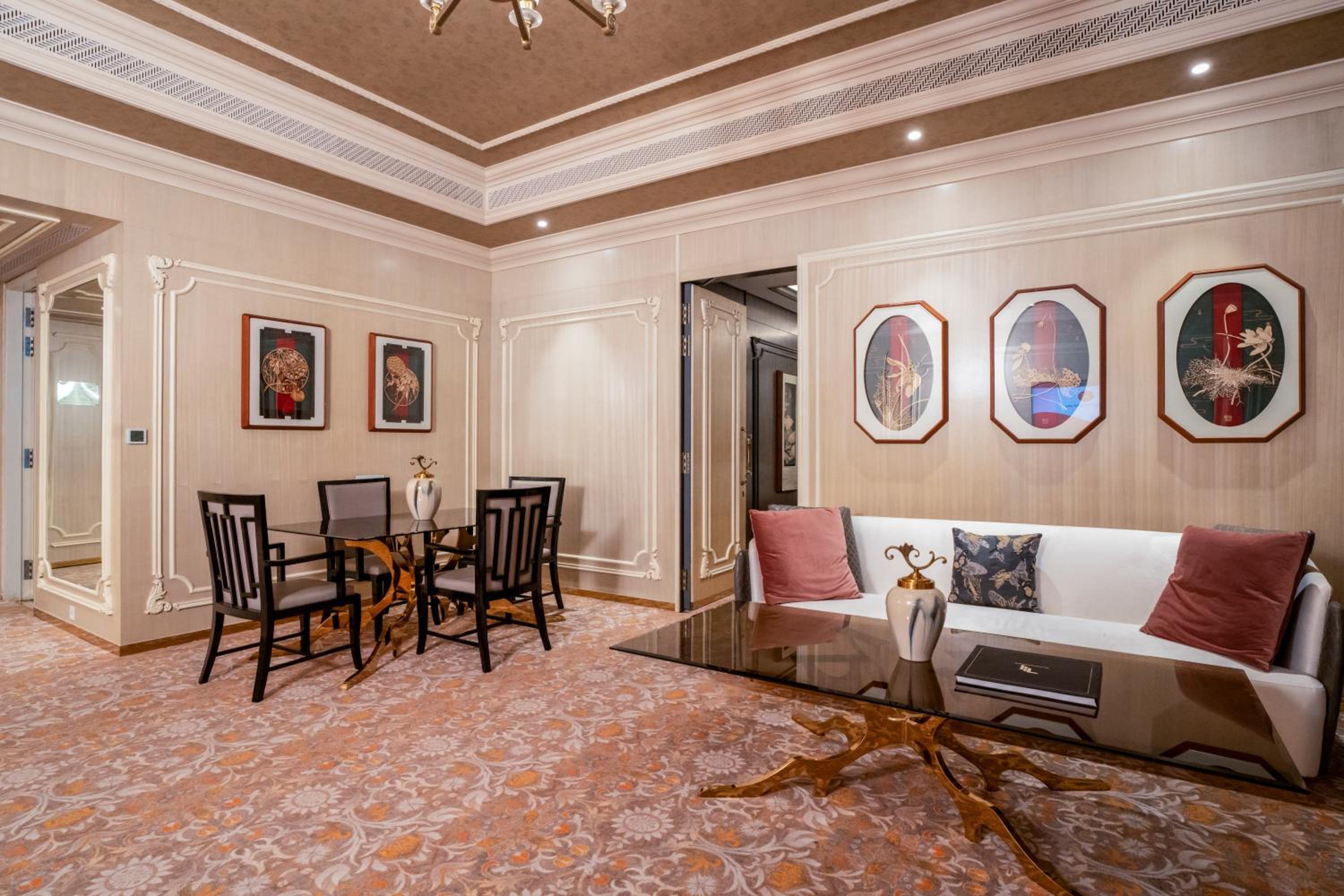 Suite - Photo 17