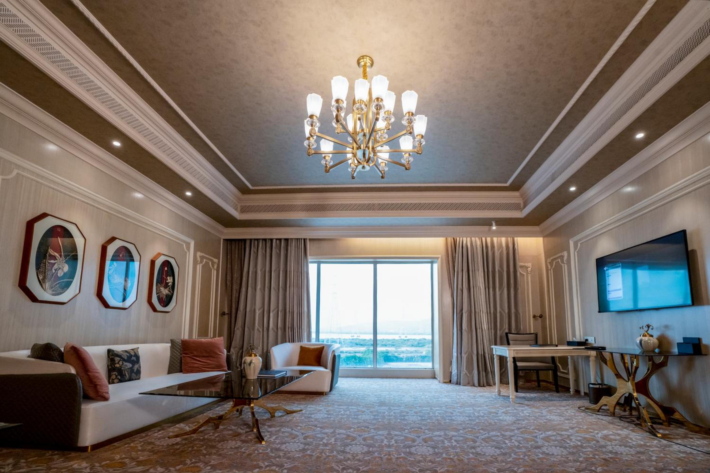 Suite - Photo 16