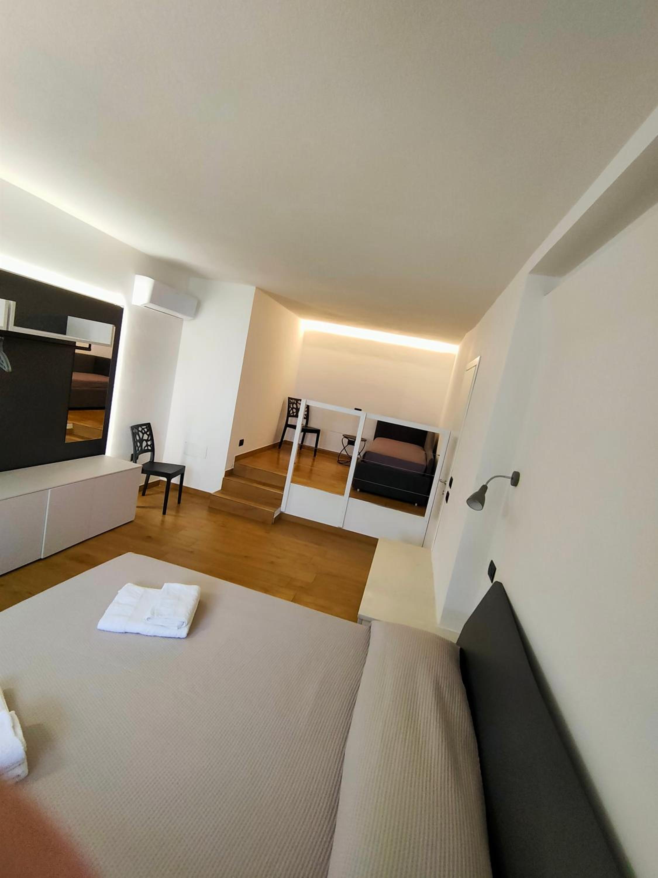 One-Bedroom Apartment photo 1