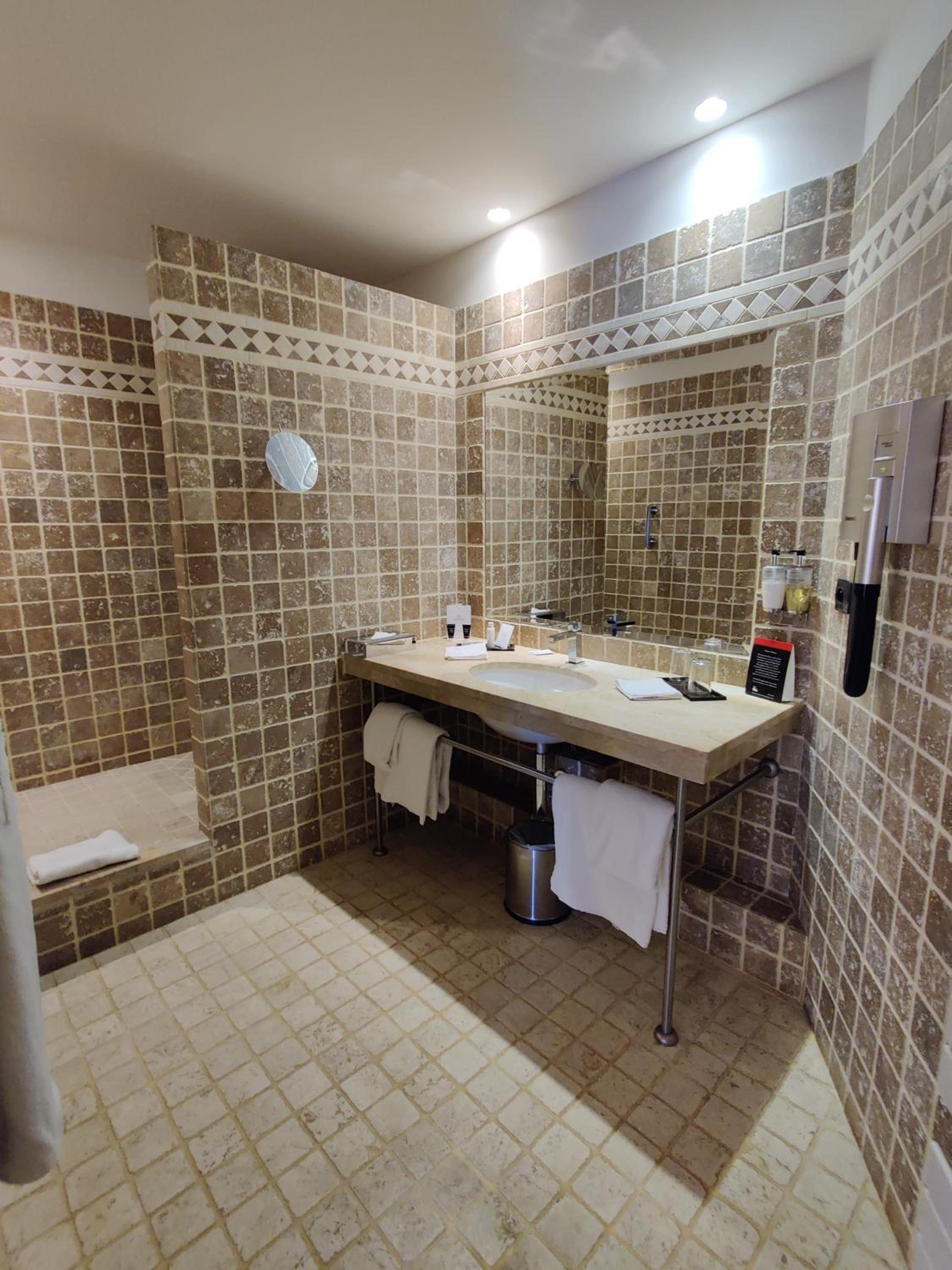PRIVILEGE, Guest room, 2 Twin/Single Bed(s), City view   - Photo 8