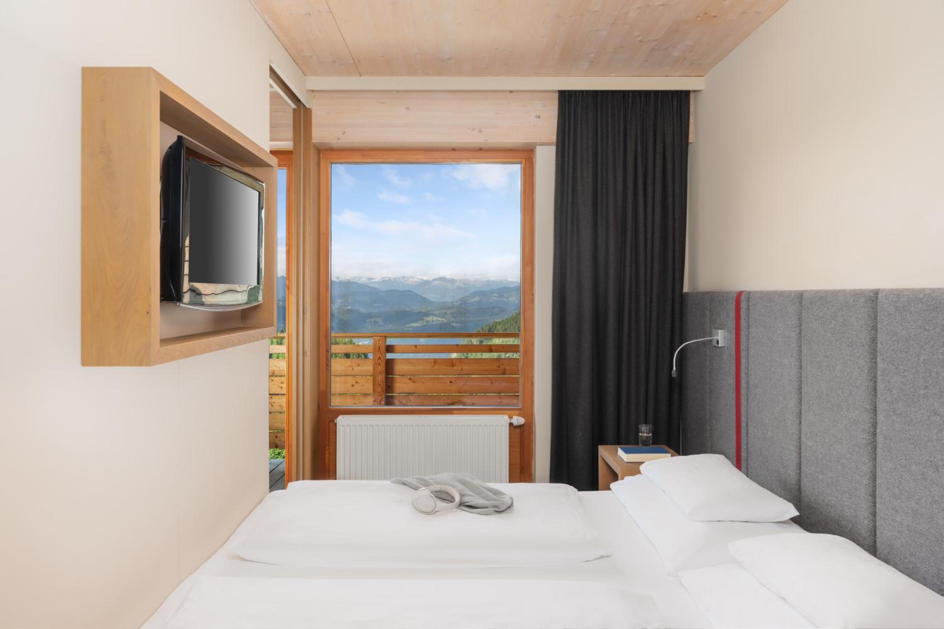 Family Room Comfort with Mountain View and Balcony photo 2