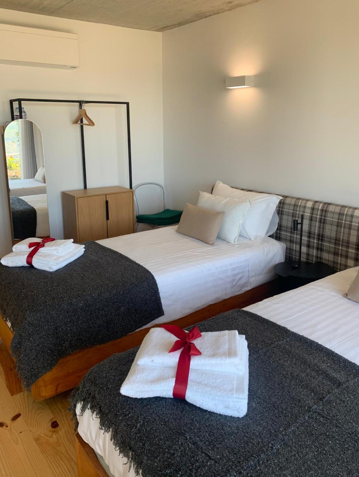 Twin Room with Private Bathroom photo 2