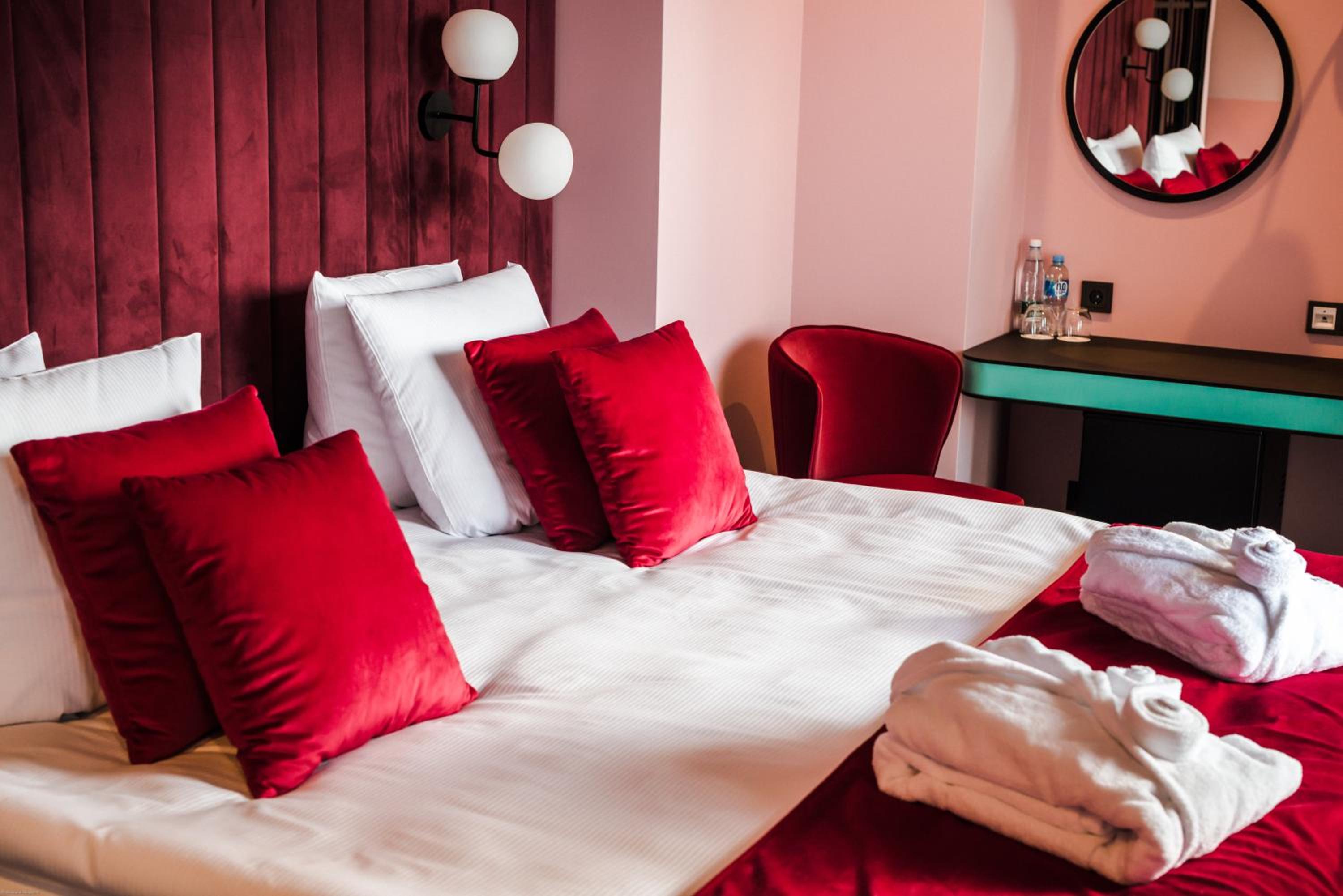 Junior Suite with Balcony - Photo 3