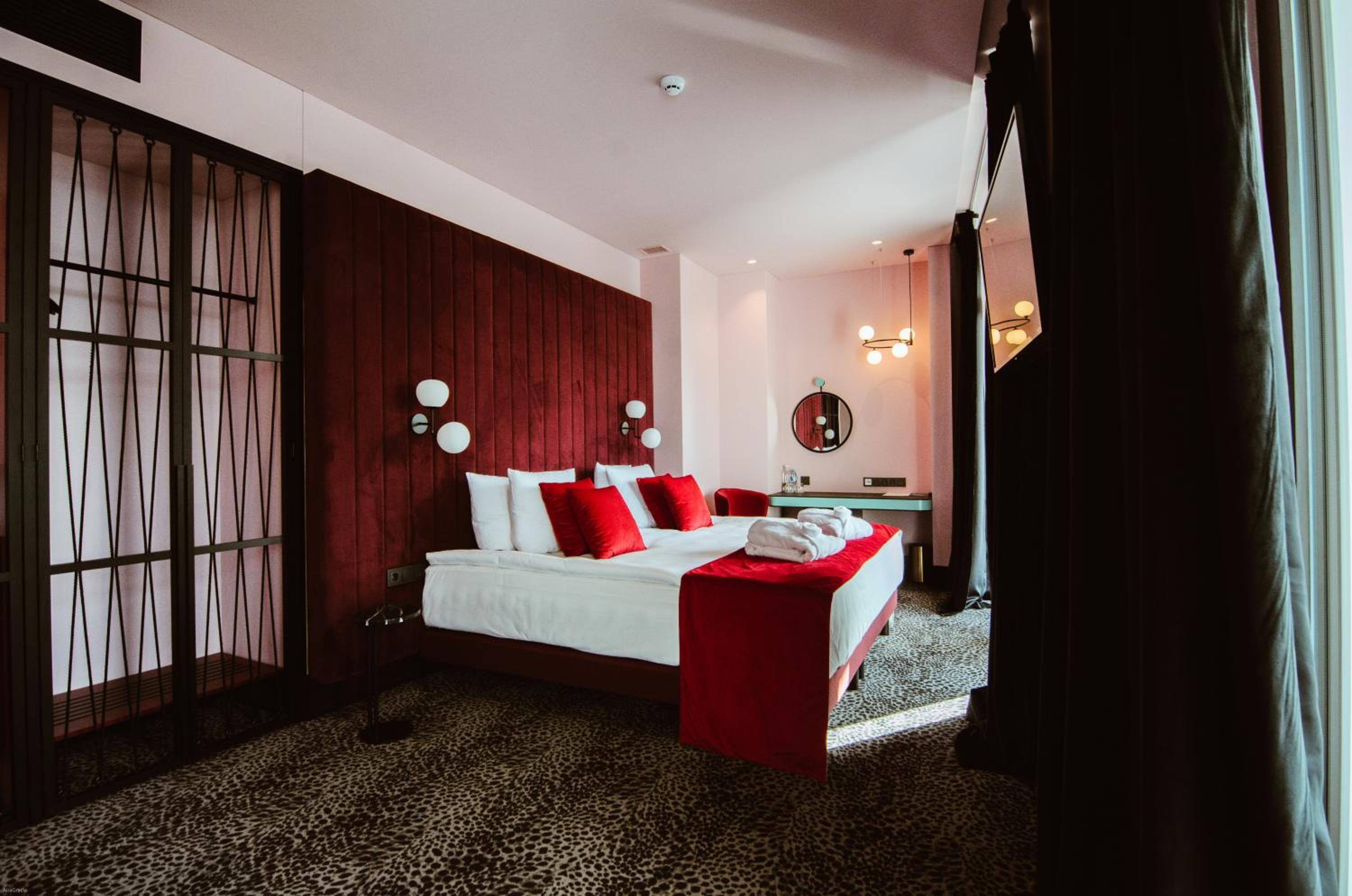 Junior Suite with Balcony - Photo 6