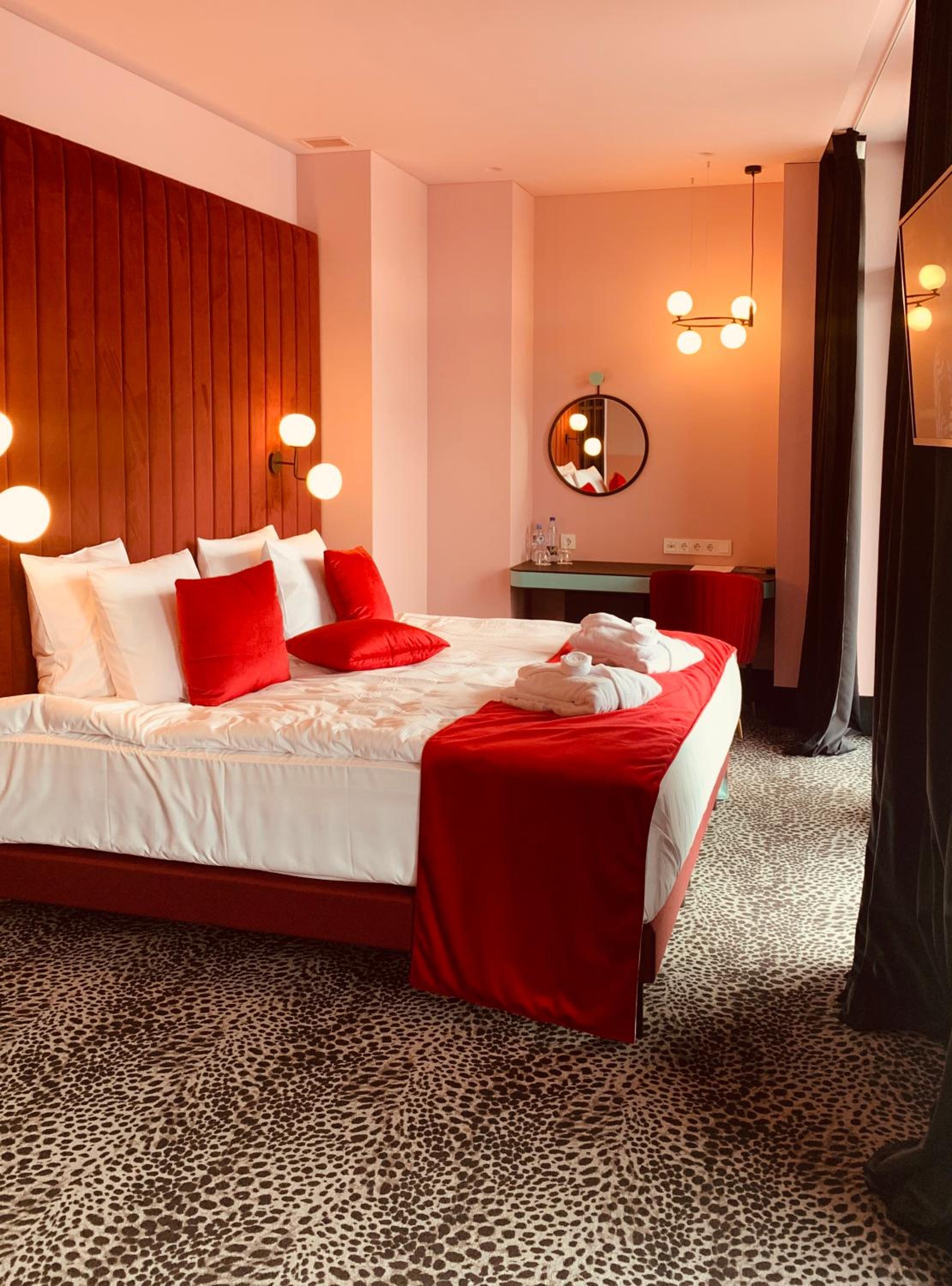 Junior Suite with Balcony - Photo 7