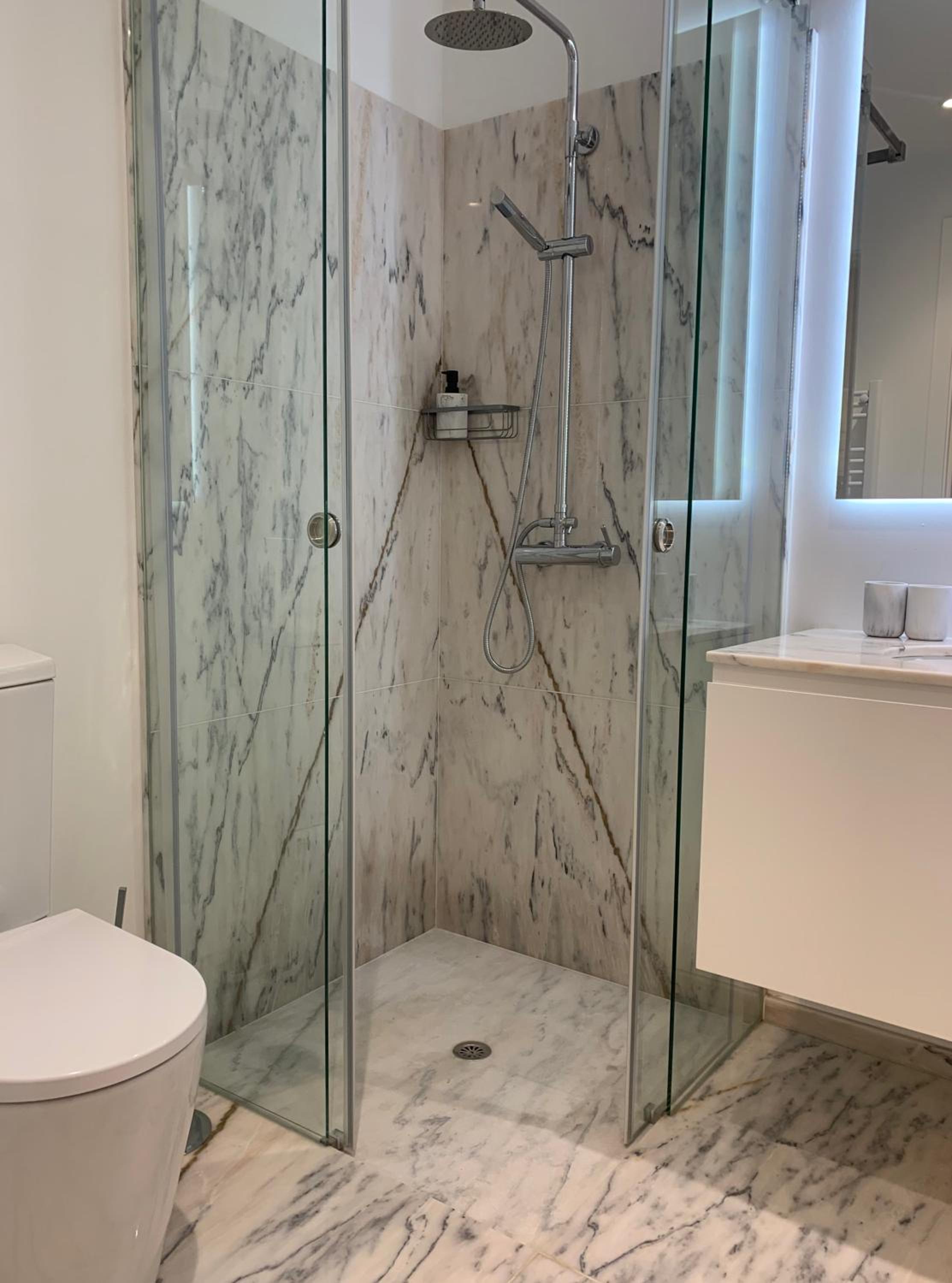 Twin Room with Private Bathroom photo 3